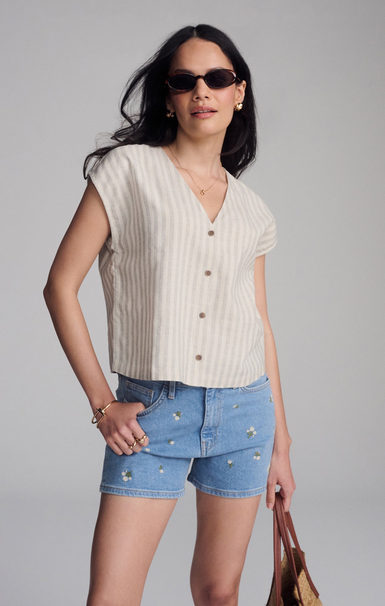 V-NECK SHORT SLEEVE BUTTON SHIRT IN BLACK STRIPE - Mavi Jeans