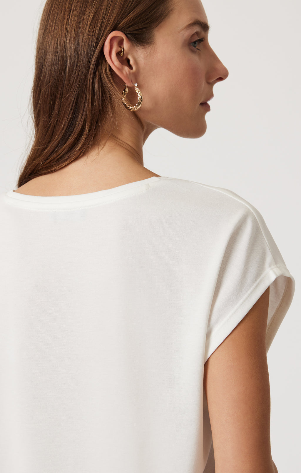LUXE TOUCH TENCEL™ V-NECK T-SHIRT IN ANTIQUE - Mavi Jeans