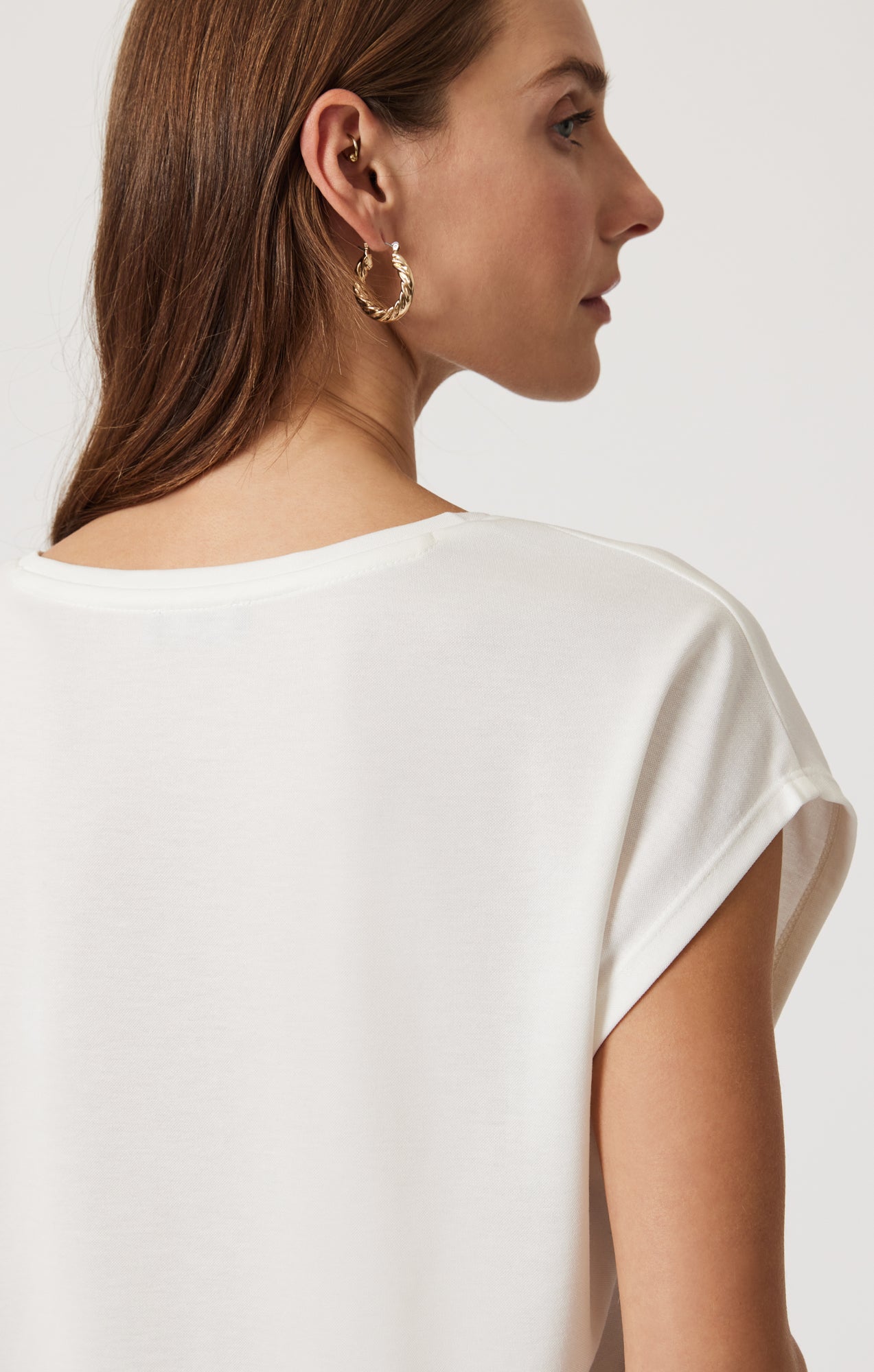 LUXE TOUCH TENCEL™ V-NECK T-SHIRT IN ANTIQUE - Mavi Jeans