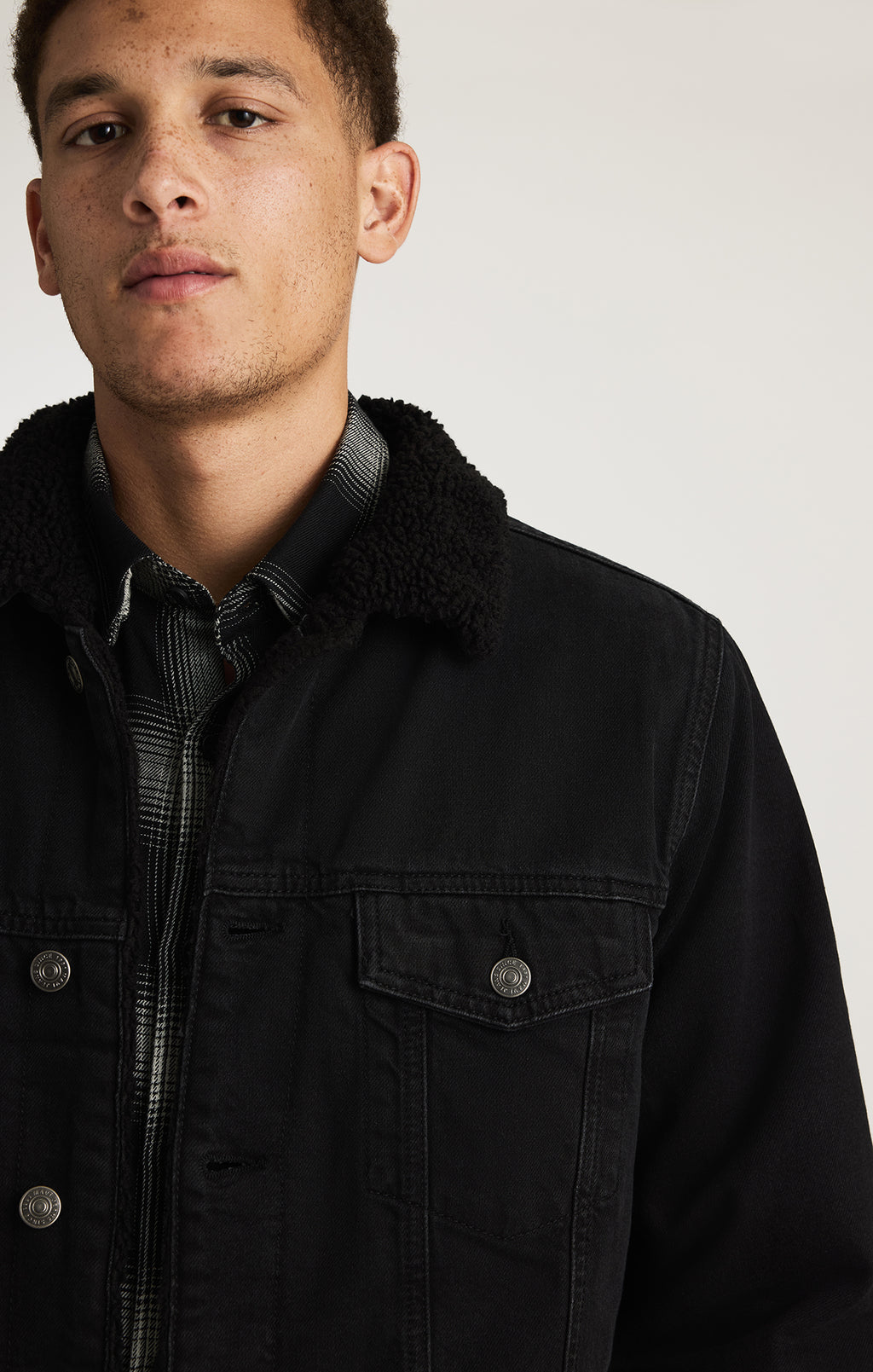 ZANDER SHERPA TRUCKER JACKET IN BLACK SHERPA CLASSIC DENIM