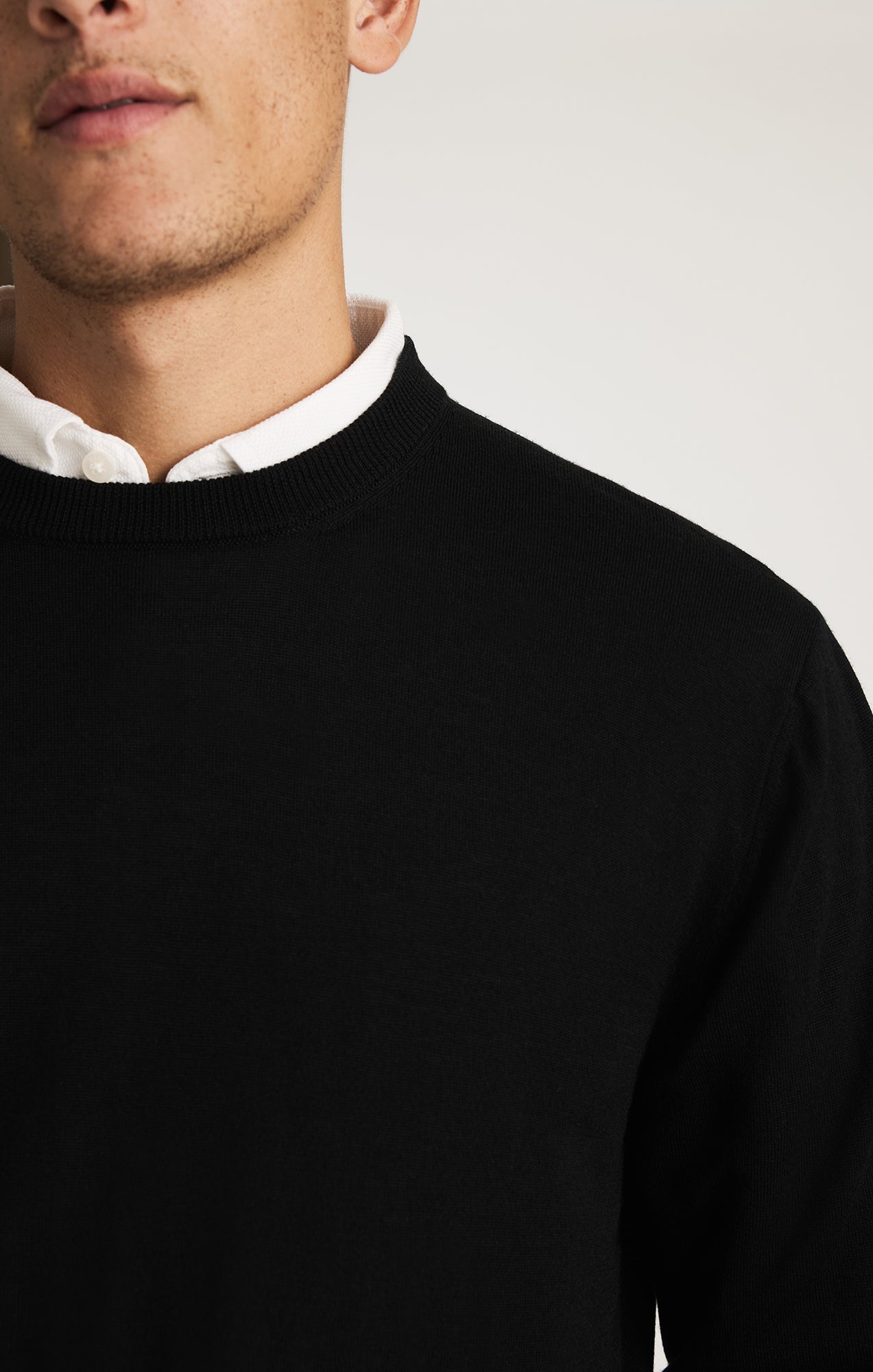 EDITION CREW NECK SWEATER IN BLACK
