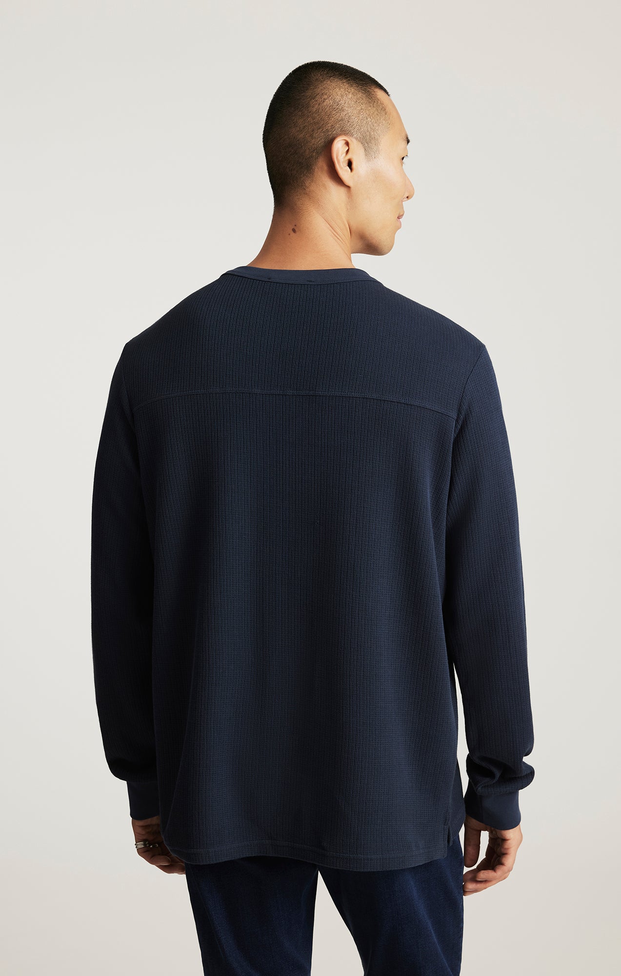 LONG SLEEVE HENLEY T-SHIRT IN TOTAL ECLIPSE - Mavi Jeans