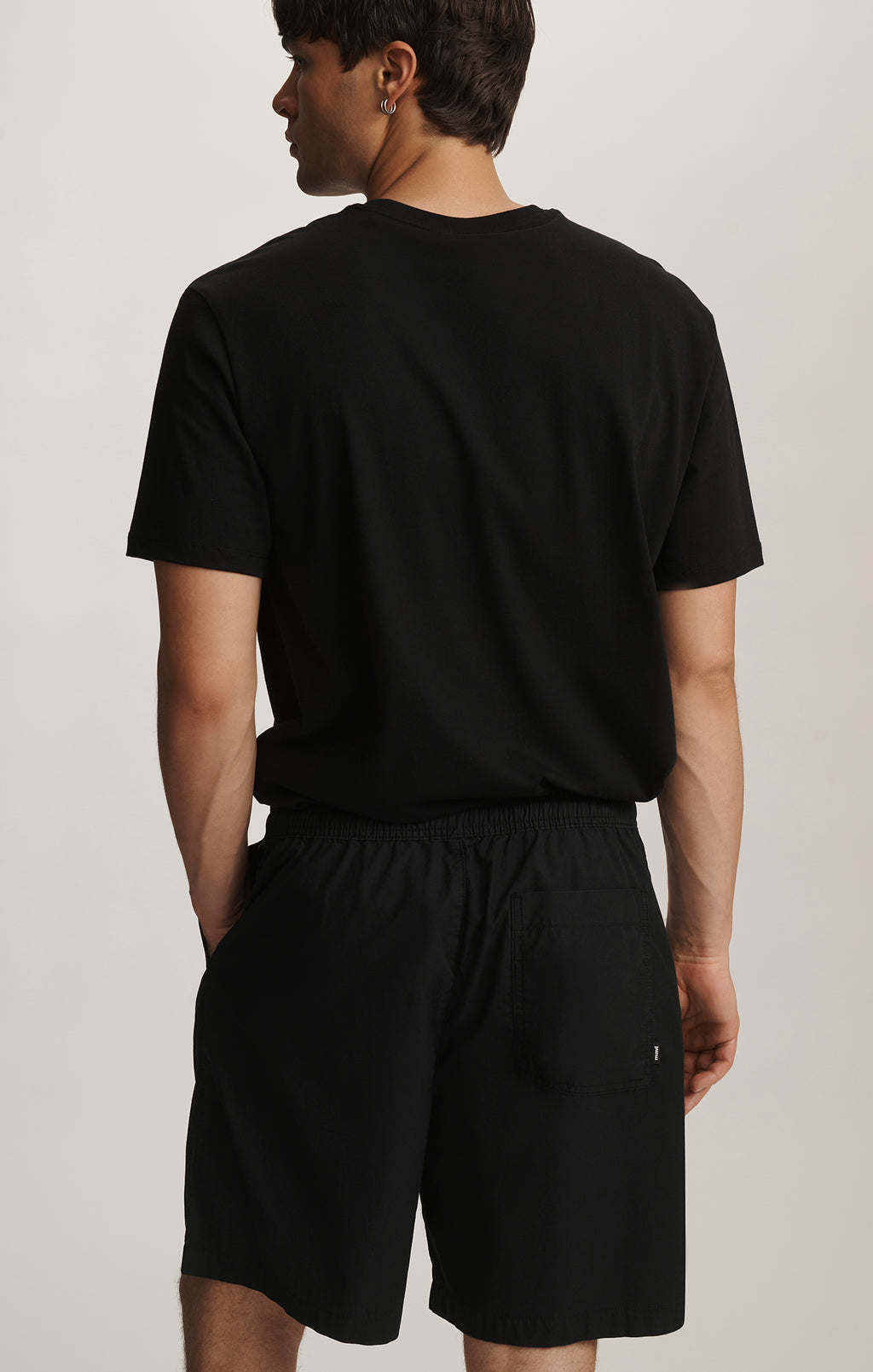 SPORTY DRAWSTRING SHORTS IN BLACK