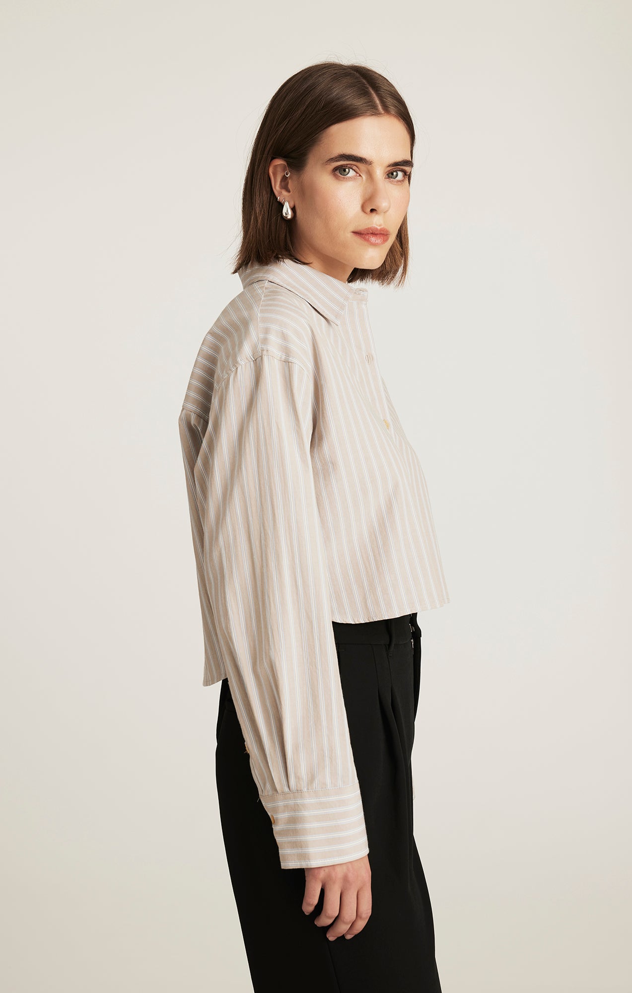 CROPPED LONG SLEEVE BUTTON-UP SHIRT IN BEIGE STRIPE - Mavi Jeans