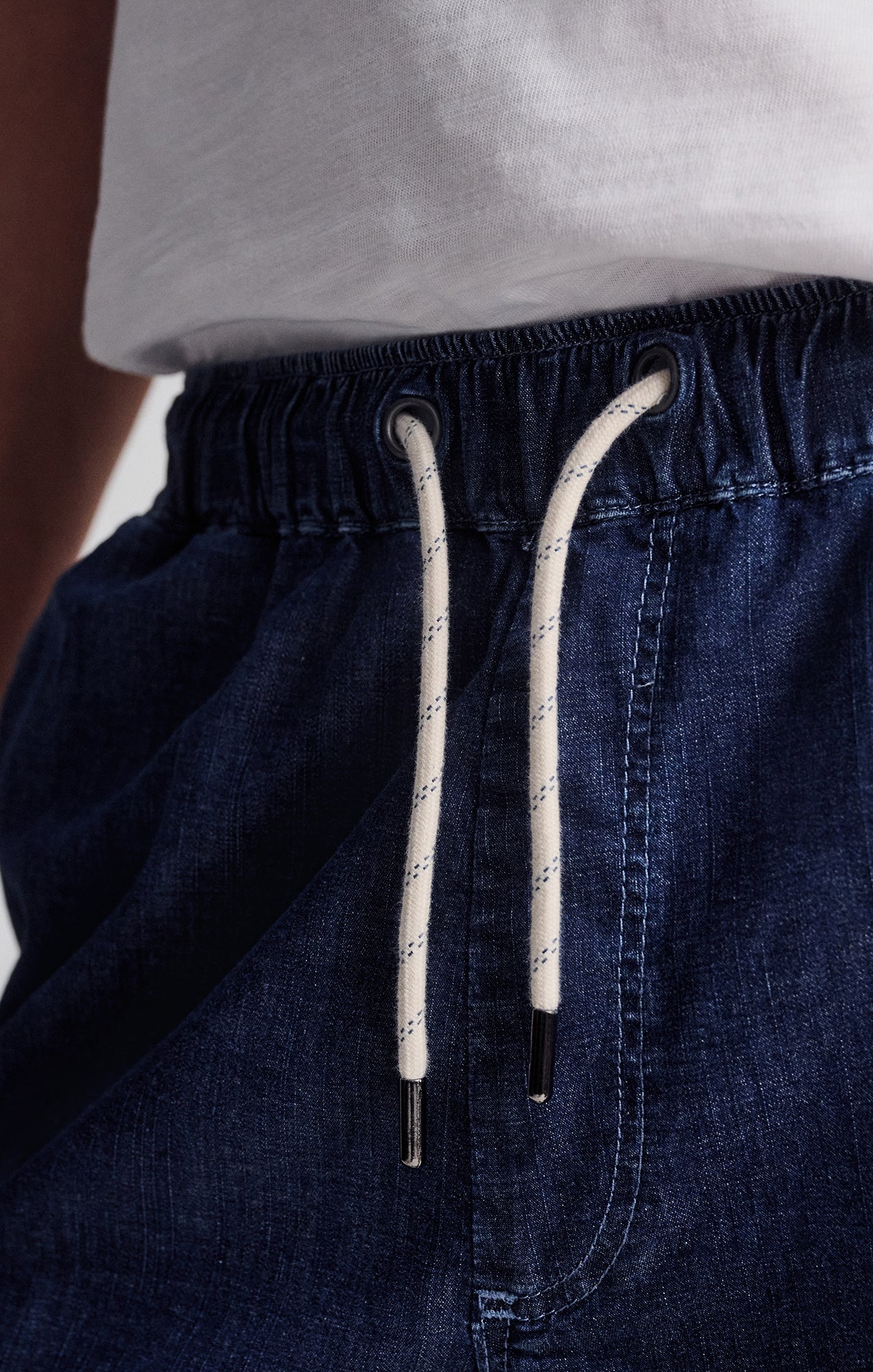 CLINT JOGGER SHORTS IN NAVY CHAMBRAY - Mavi Jeans
