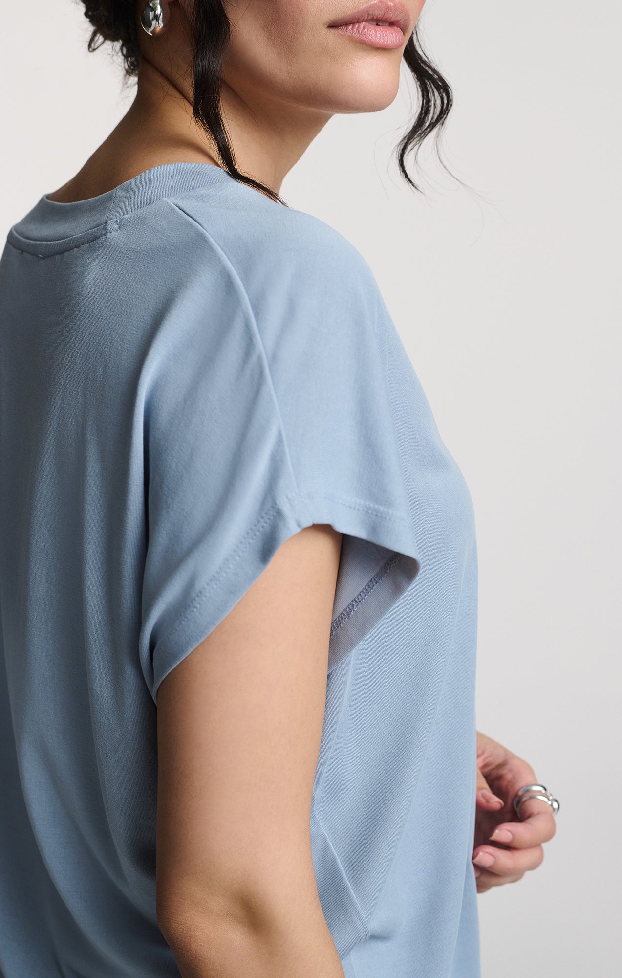 LUXE TOUCH TENCEL™ V-NECK SHIRT IN ZEN BLUE - Mavi Jeans