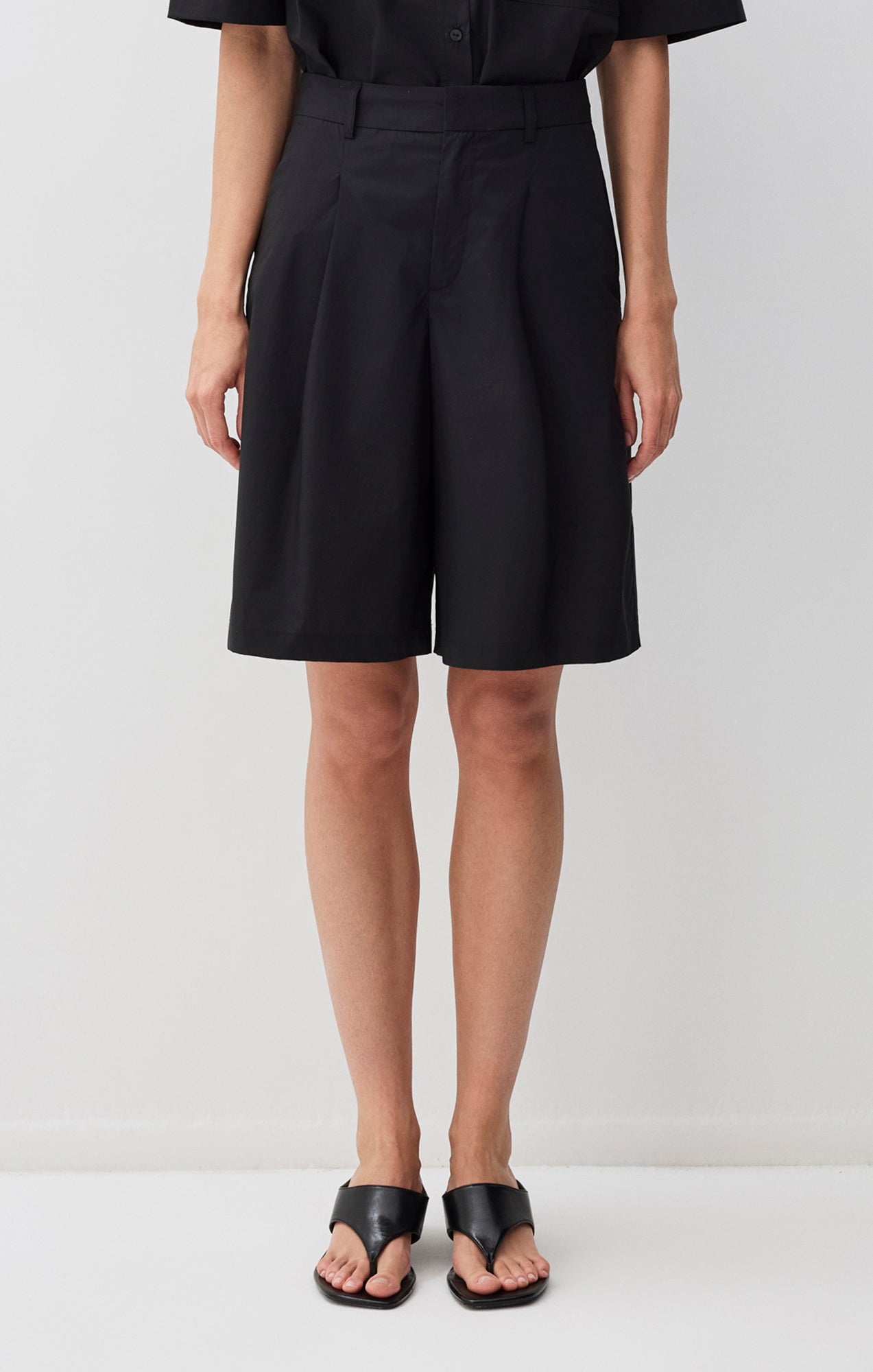 PLEATED SHORTS IN BLACK - Mavi Jeans