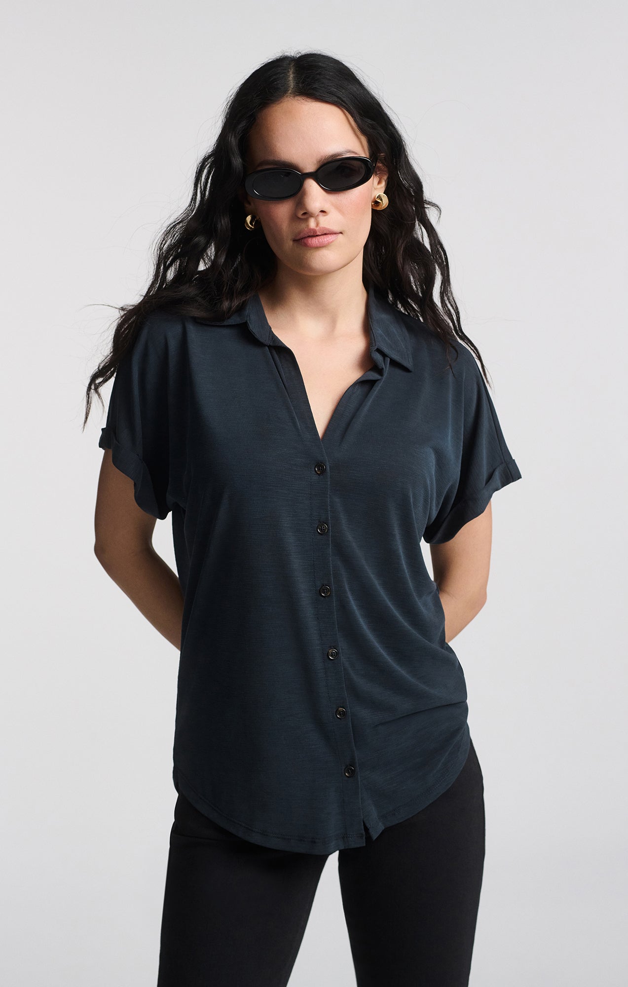 LUXE TOUCH TENCEL™ BUTTON-UP T-SHIRT IN BLACK - Mavi Jeans