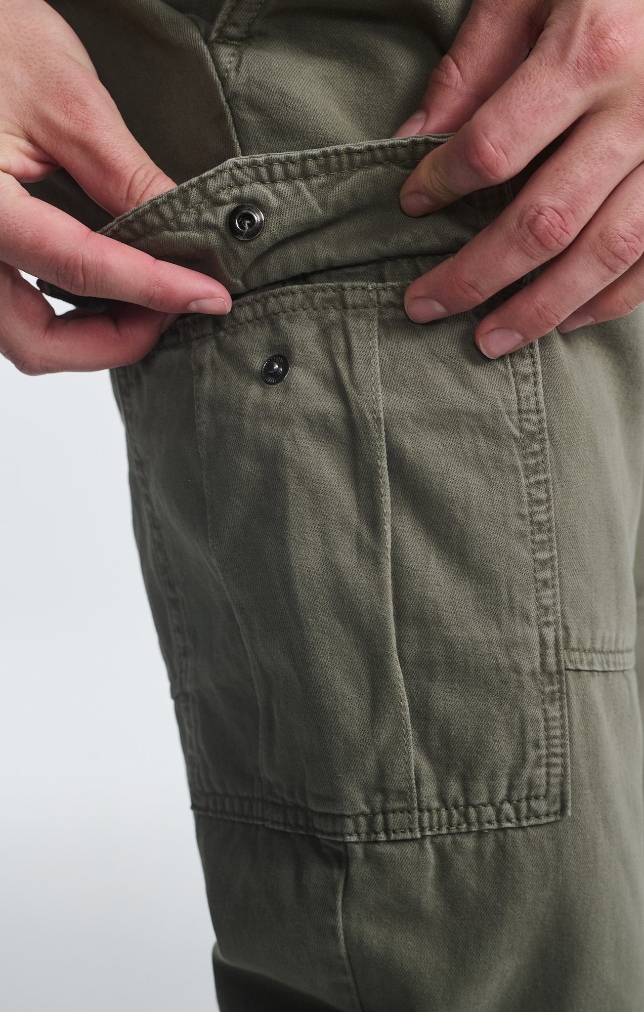 DOUBLE POCKET CUFFED CARGO PANTS IN SMOKEY OLIVE - Mavi Jeans