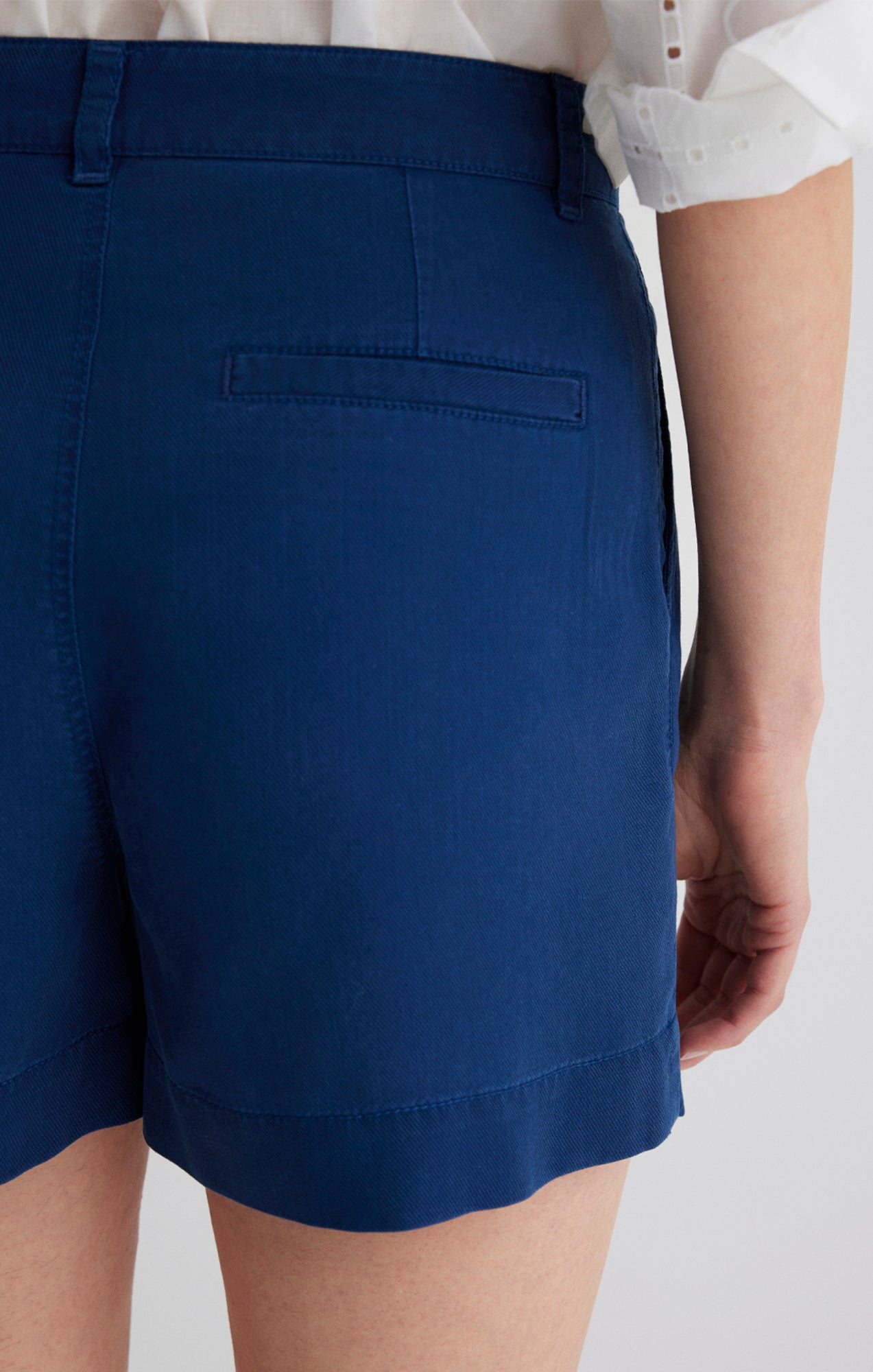 PLEATED TENCEL™ SHORTS IN LIGHT INDIGO - Mavi Jeans