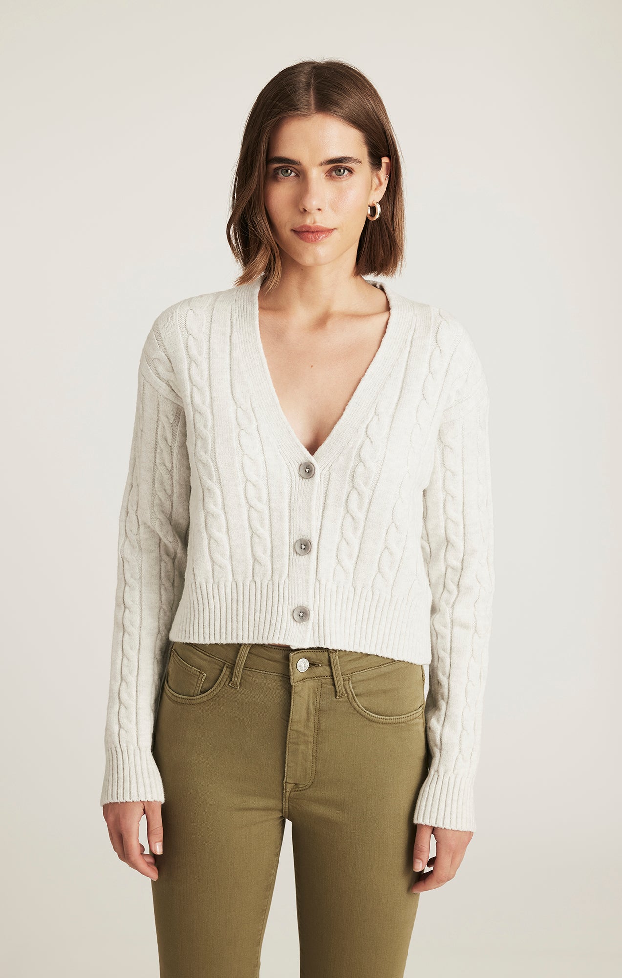 CROPPED CABLE-KNIT CARDIGAN IN LIGHT GREY MELANGE