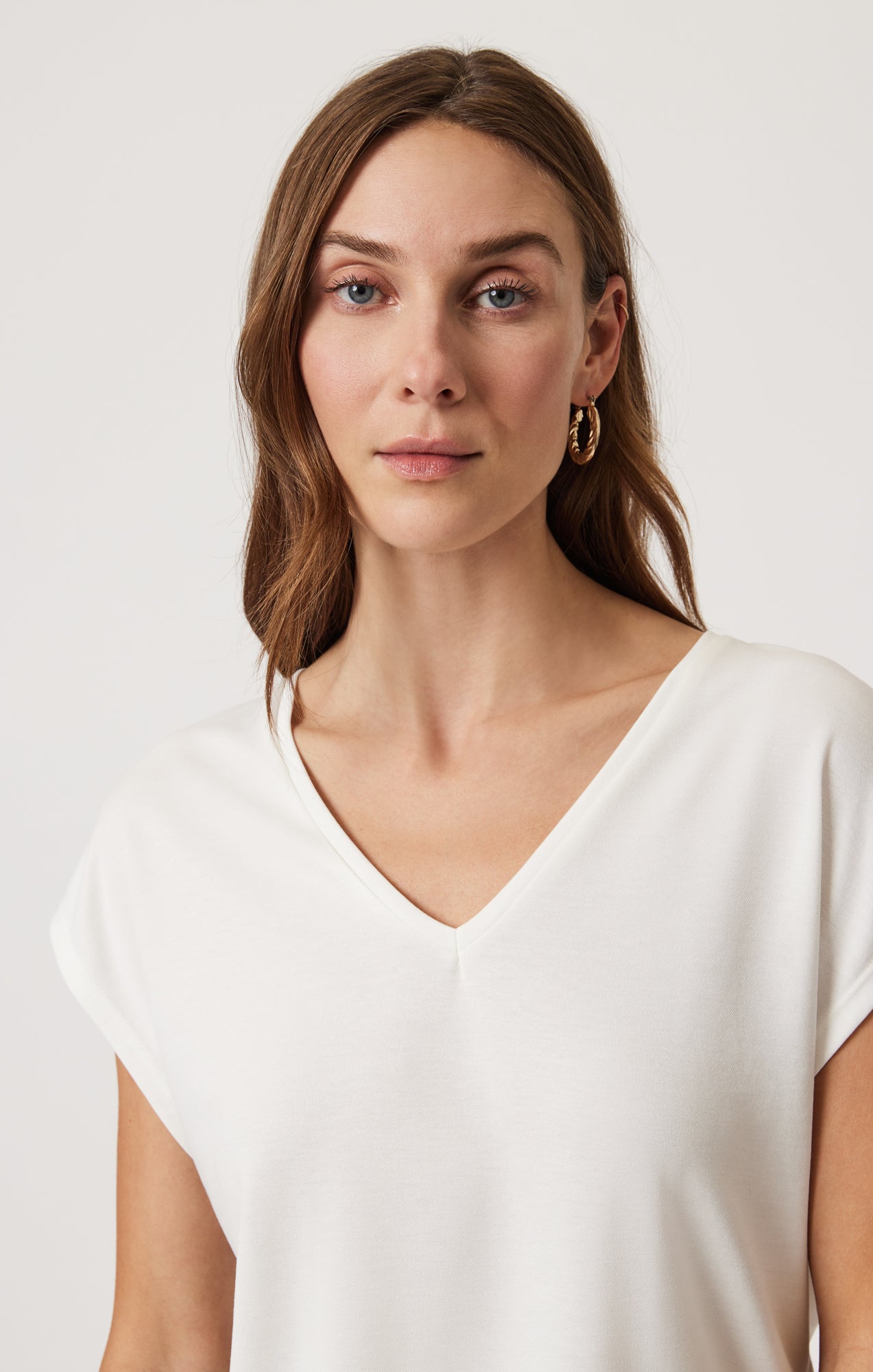 LUXE TOUCH TENCEL™ V-NECK T-SHIRT IN ANTIQUE - Mavi Jeans