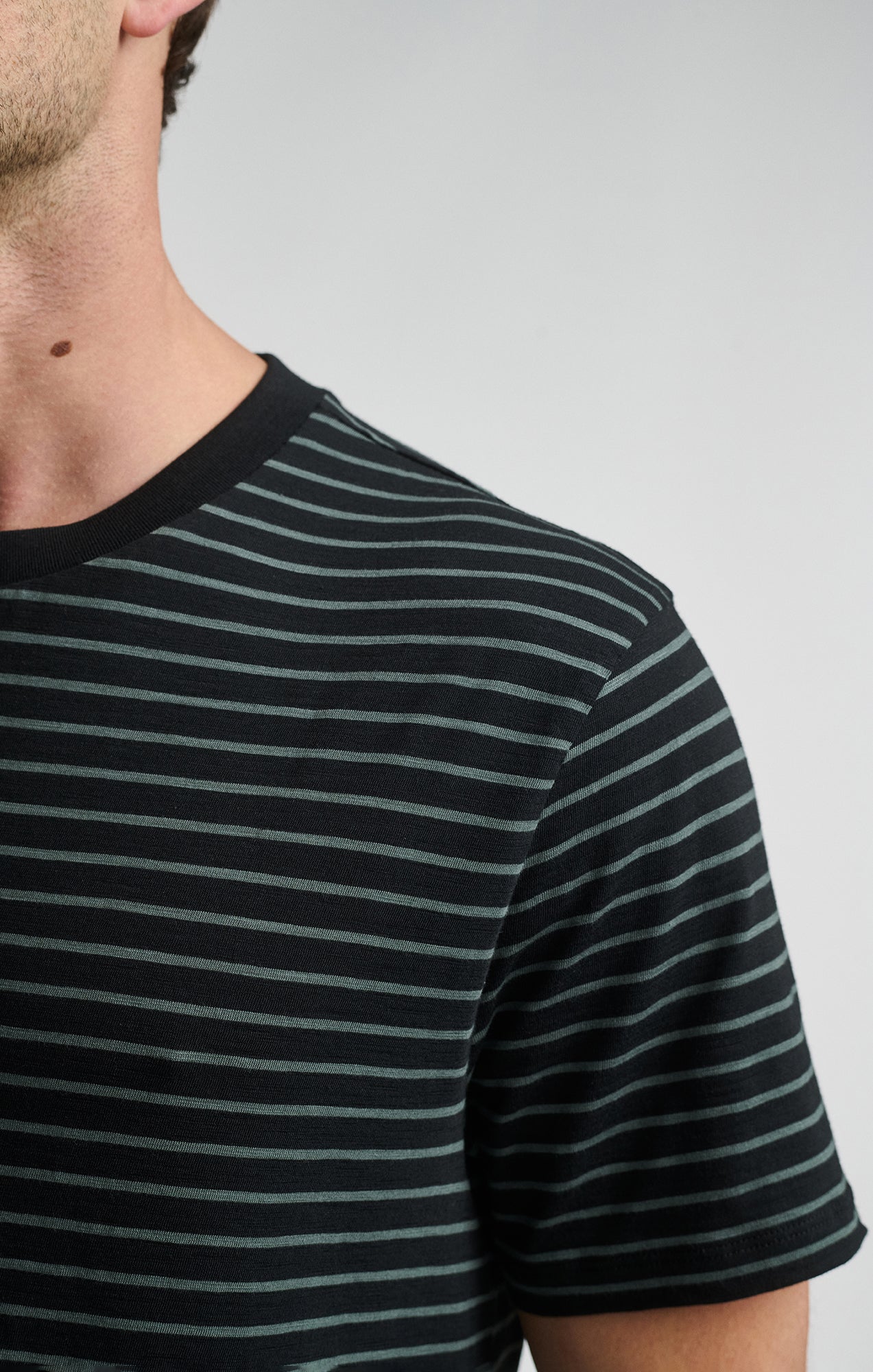 STRIPED SHORT SLEEVE CREW NECK T-SHIRT IN JET BLACK - Mavi Jeans