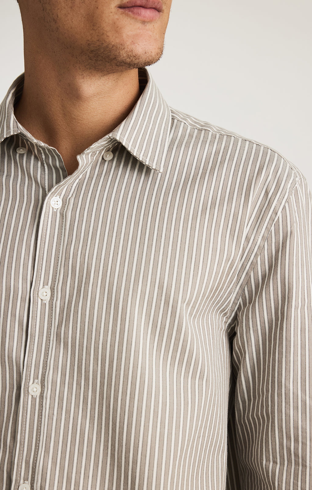 EDITION STRIPED BUTTON-UP SHIRT IN GRAY FLANNEL ZEMIN, WHITE STRIPE