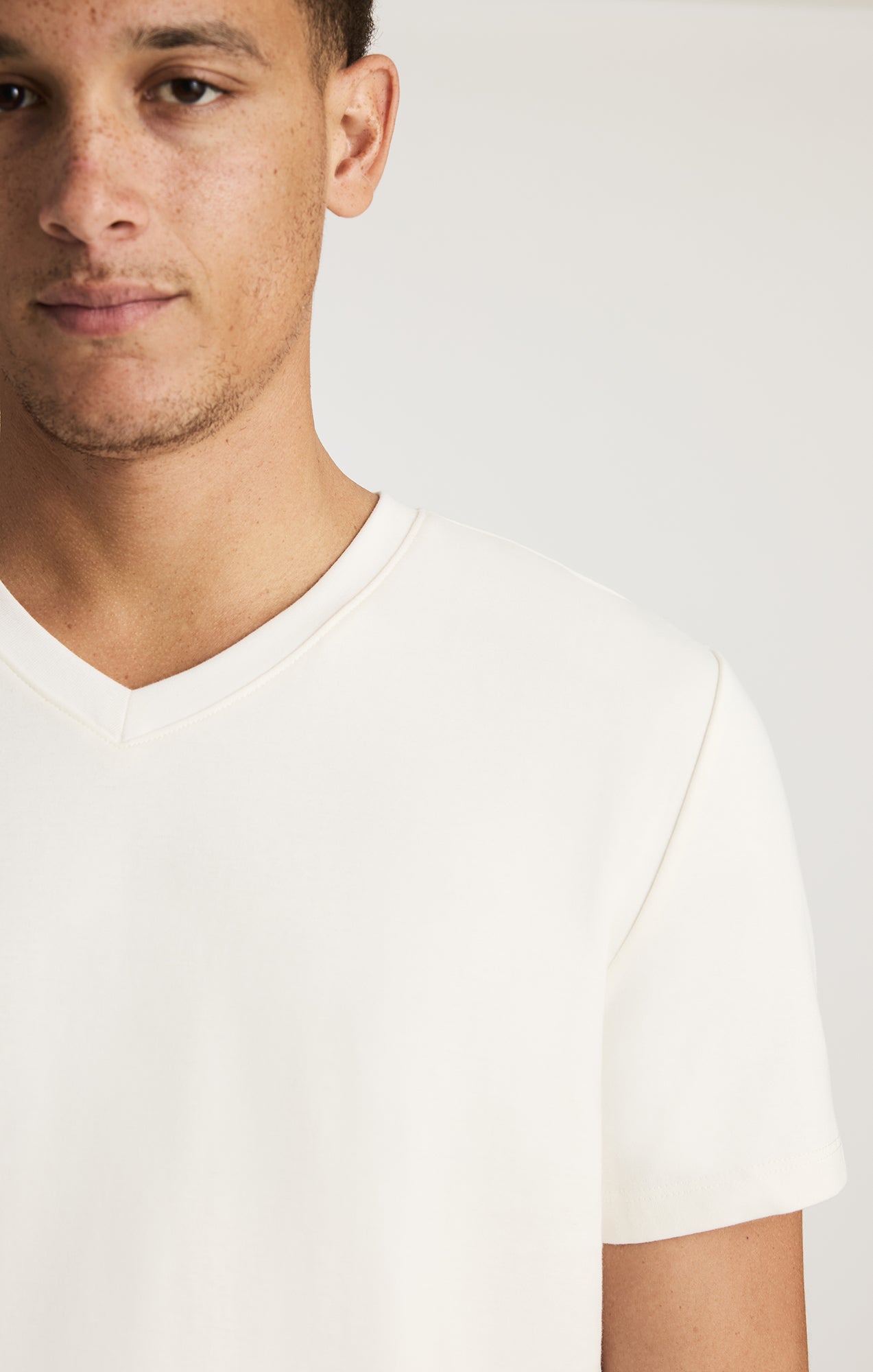 EDITION V-NECK T-SHIRT IN ANTIQUE WHITE