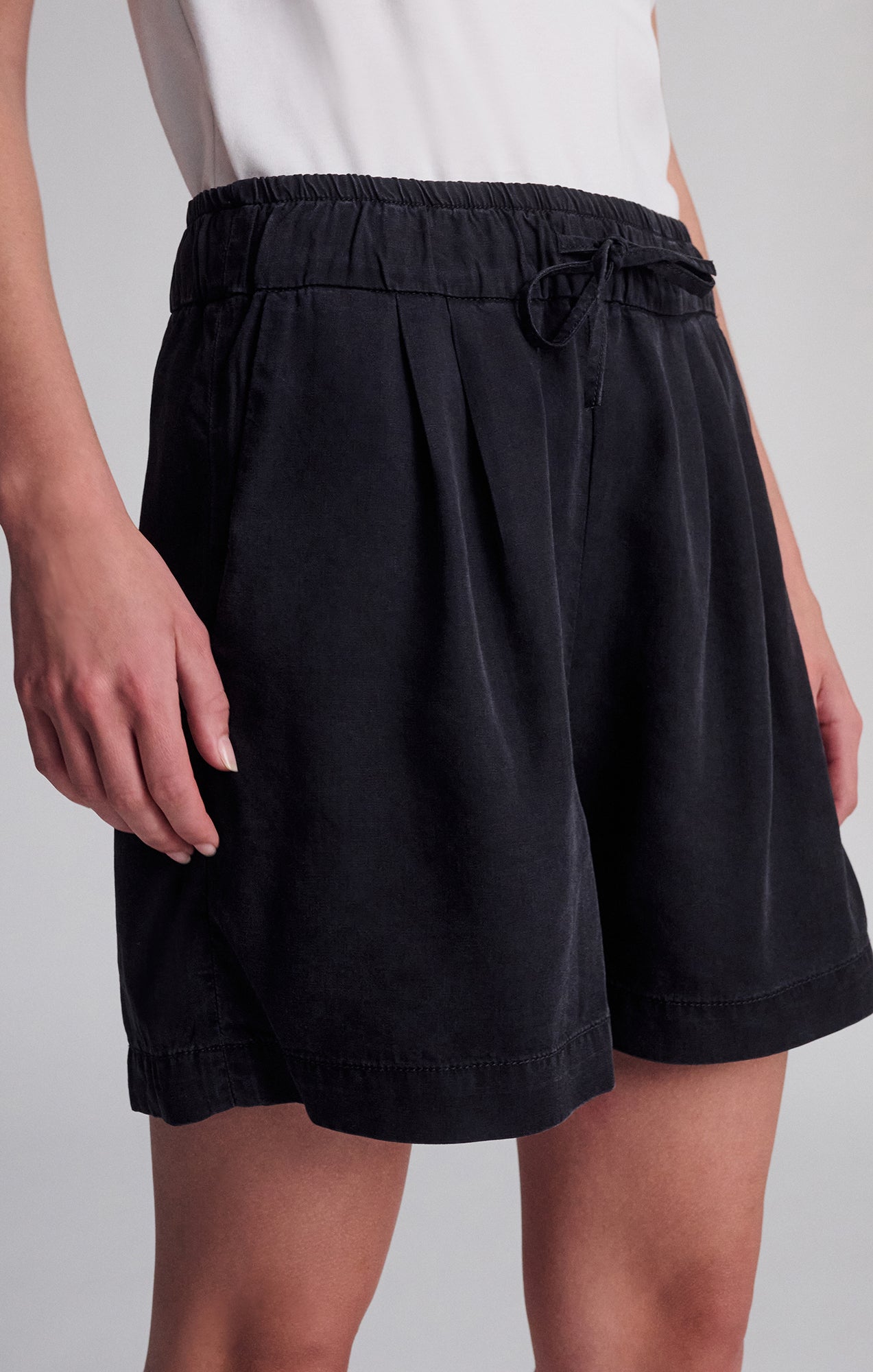 PENNY PLEATED SHORTS IN BLACK USED GOLD - Mavi Jeans