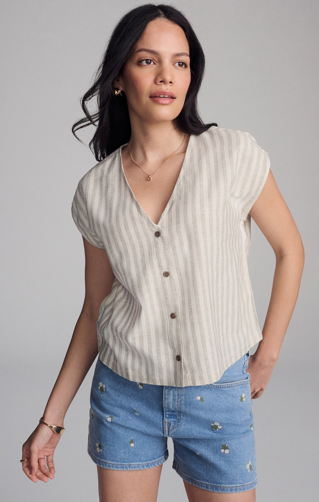 V-NECK SHORT SLEEVE BUTTON SHIRT IN BLACK STRIPE - Mavi Jeans