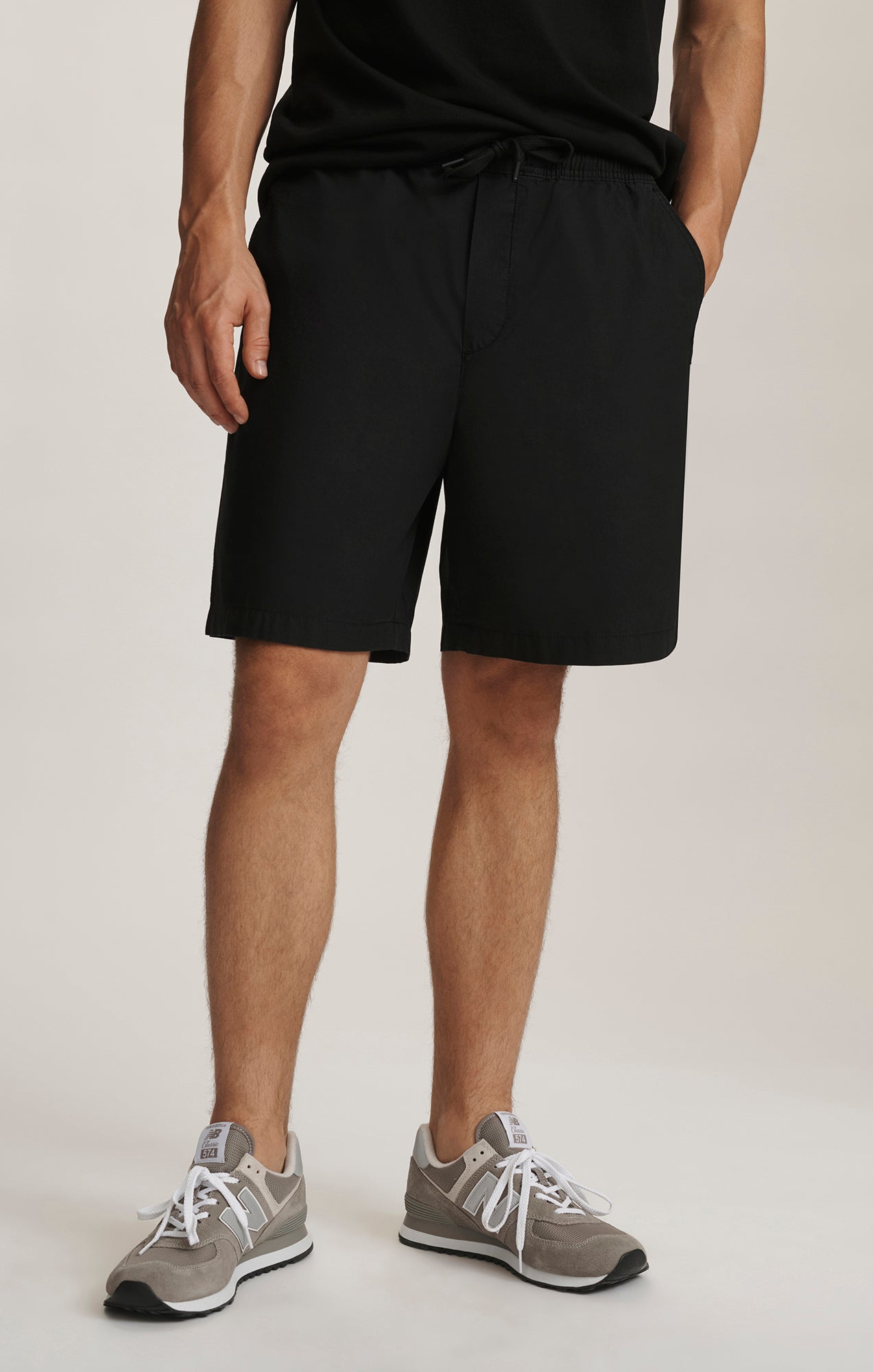 SPORTY DRAWSTRING SHORTS IN BLACK