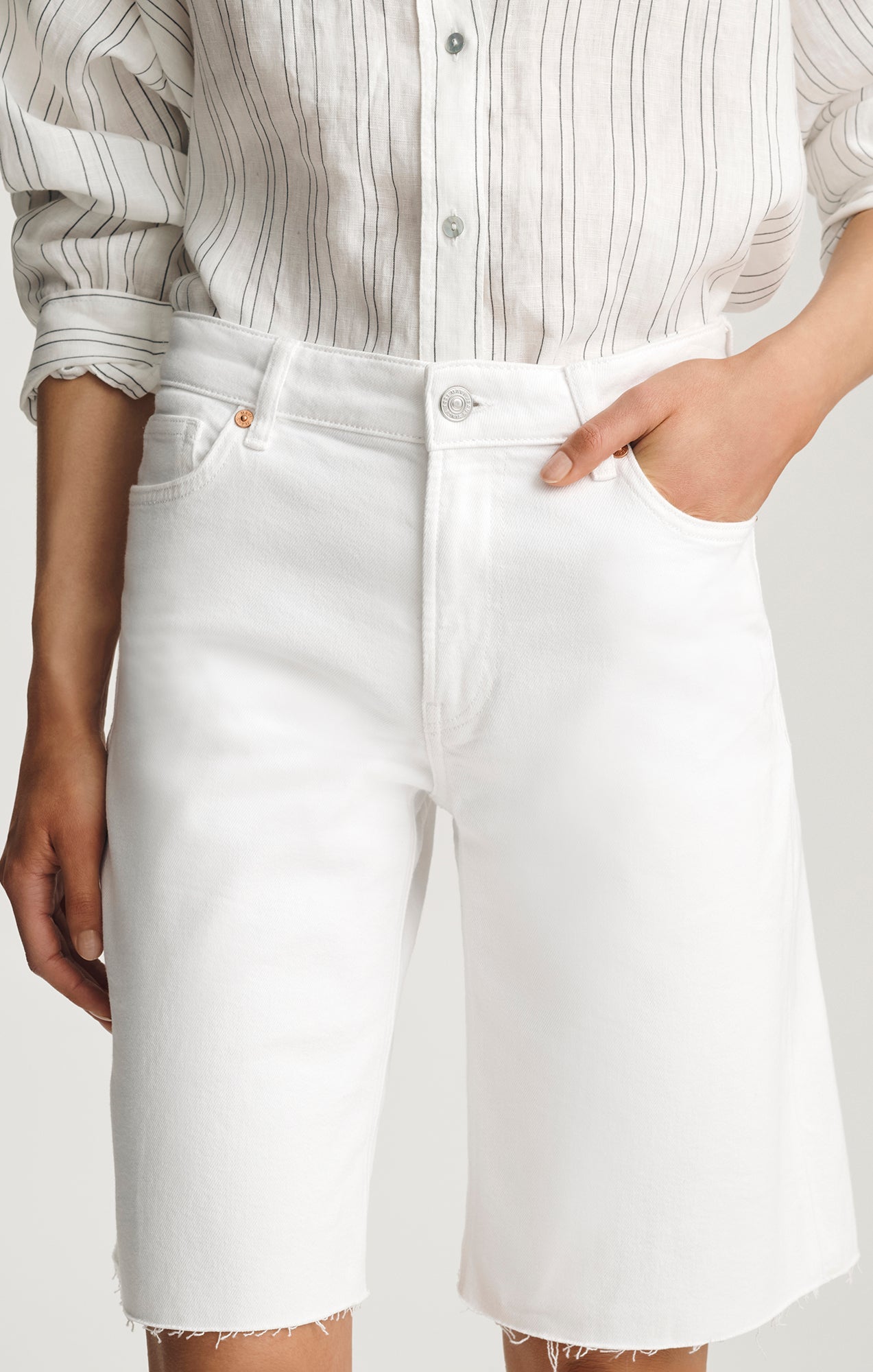 ERIKA BERMUDA SHORTS IN OFF WHITE CLASSIC BLUE - Mavi Jeans