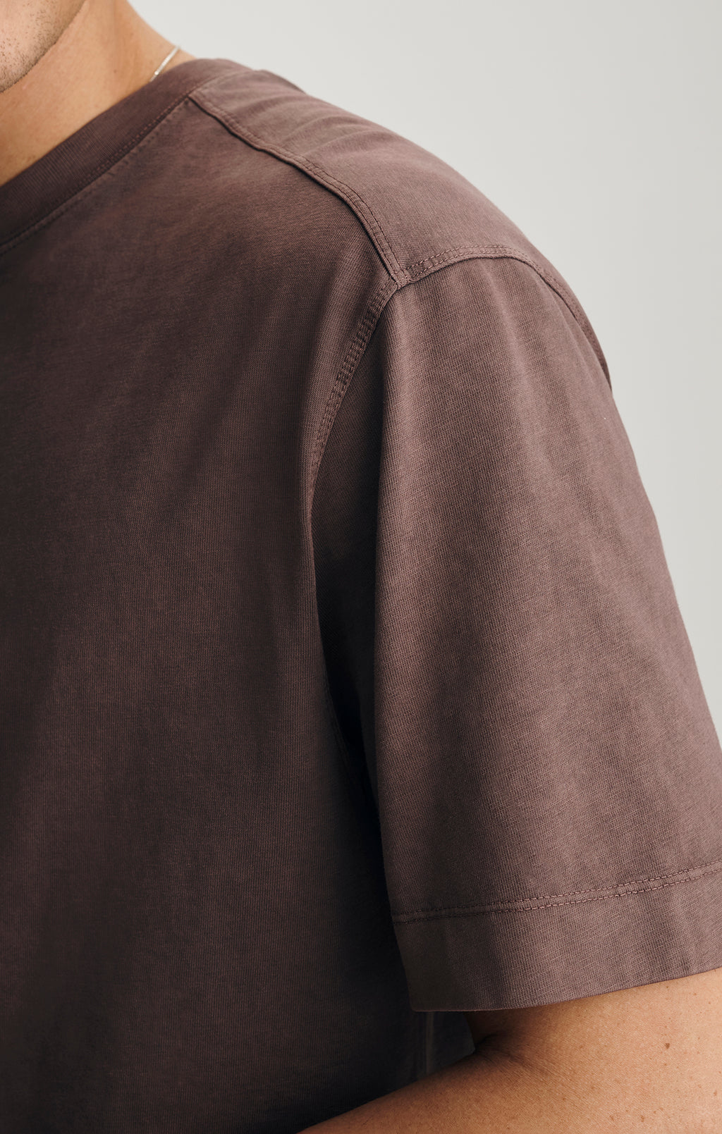 BACK SEAM CREW NECK T-SHIRT IN CHOCOLATE MARTINI - Mavi Jeans