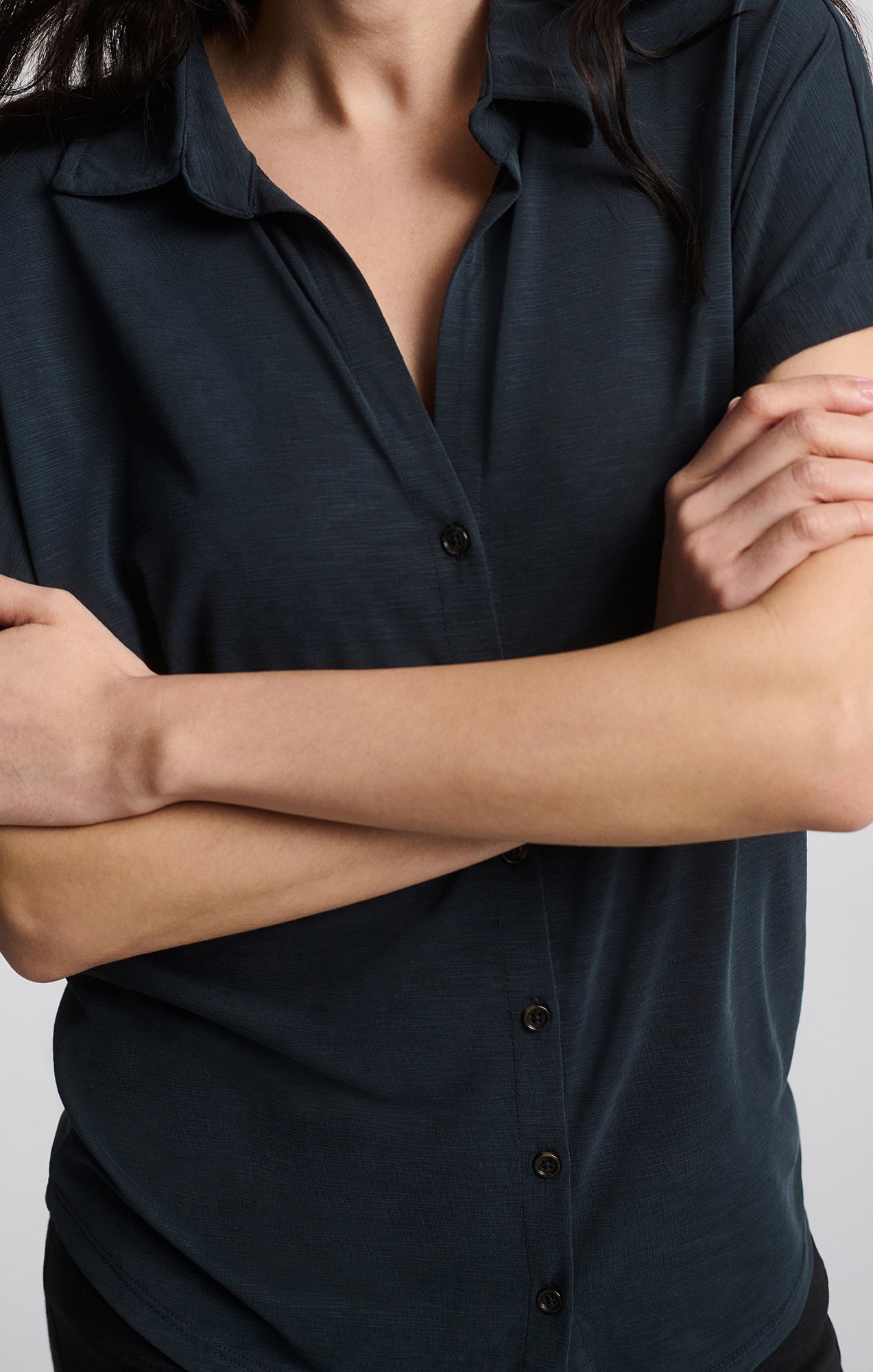 LUXE TOUCH TENCEL™ BUTTON-UP T-SHIRT IN BLACK - Mavi Jeans