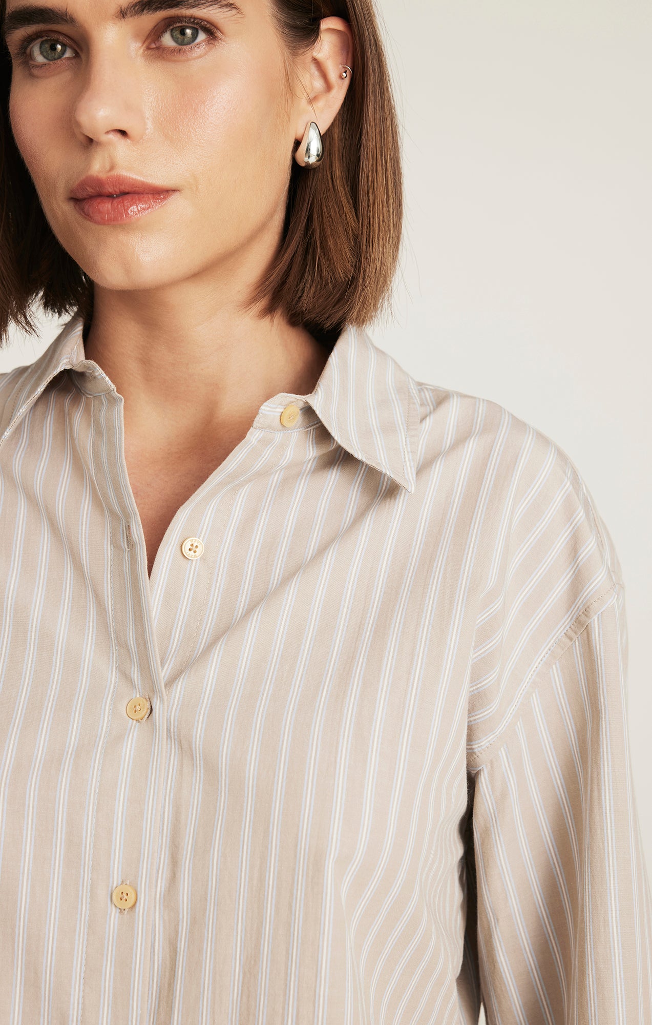 CROPPED LONG SLEEVE BUTTON-UP SHIRT IN BEIGE STRIPE - Mavi Jeans