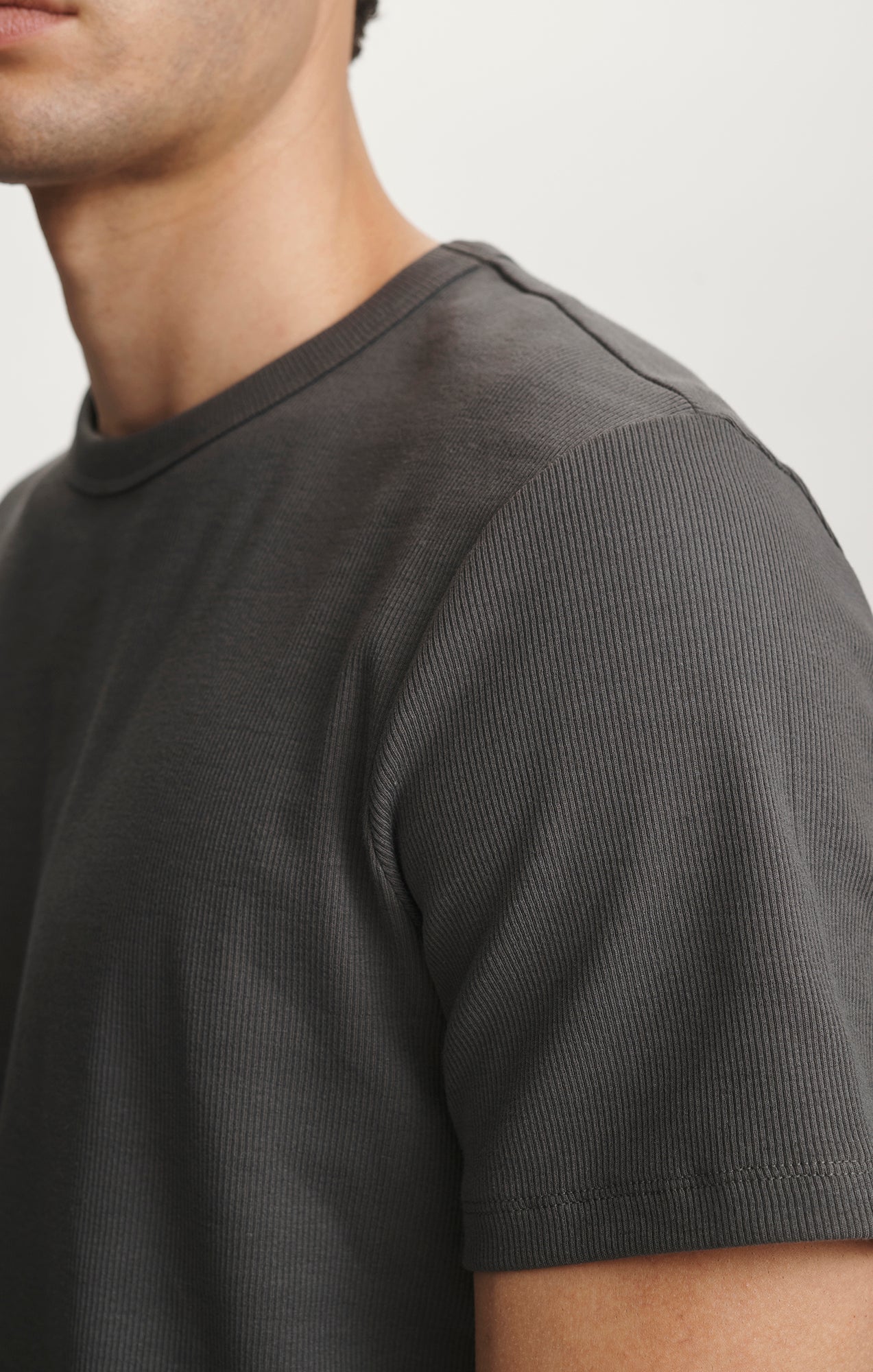 RIBBED SHORT SLEEVE CREW NECK T-SHIRT IN RAVEN