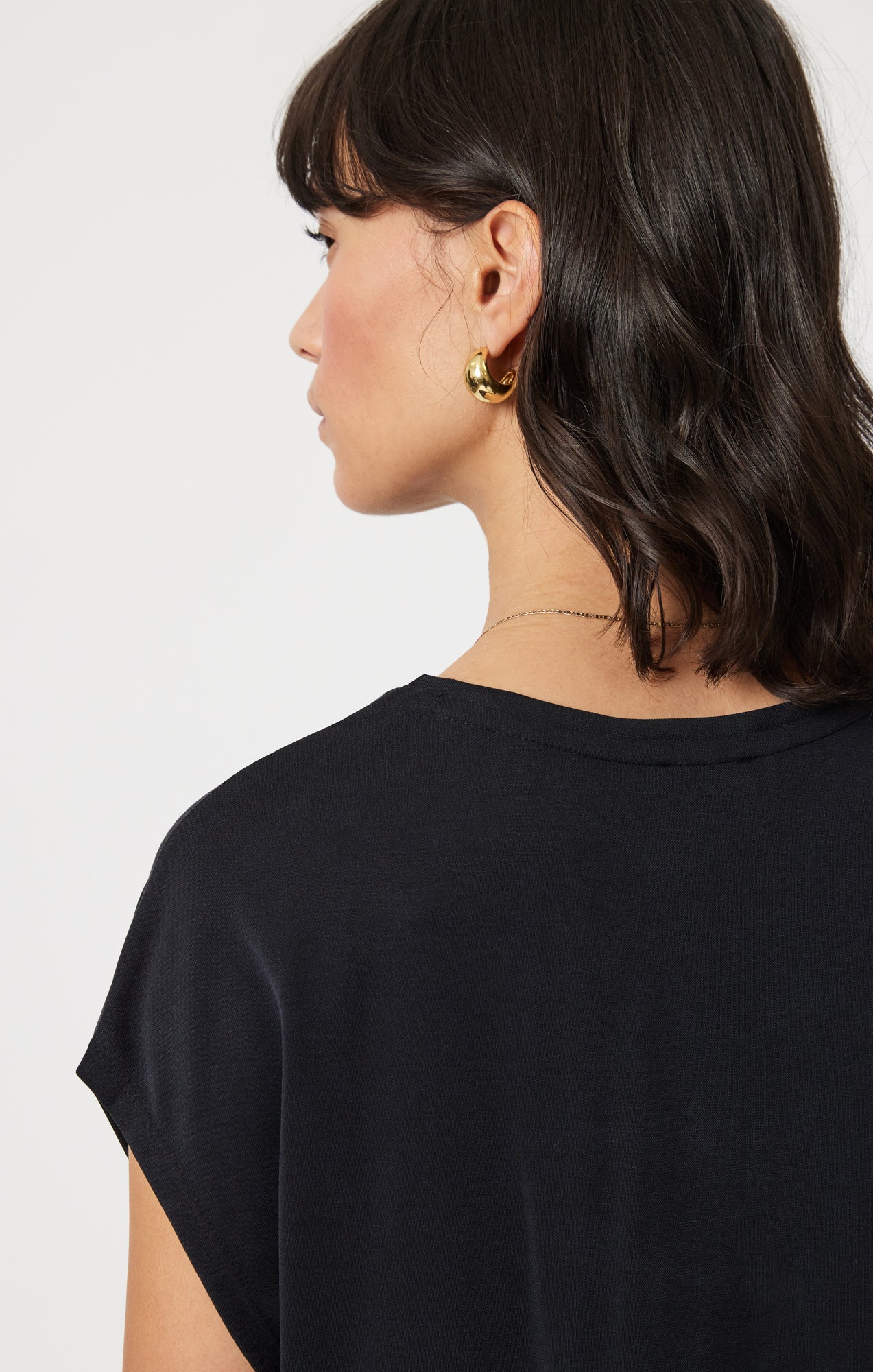 LUXE TOUCH TENCEL™ V-NECK T-SHIRT IN BLACK - Mavi Jeans