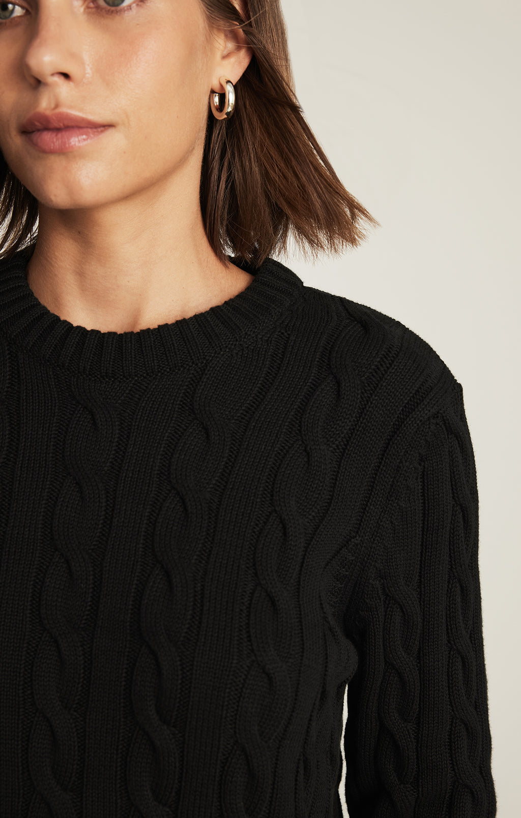 CABLE-KNIT CREW NECK SWEATER IN BLACK