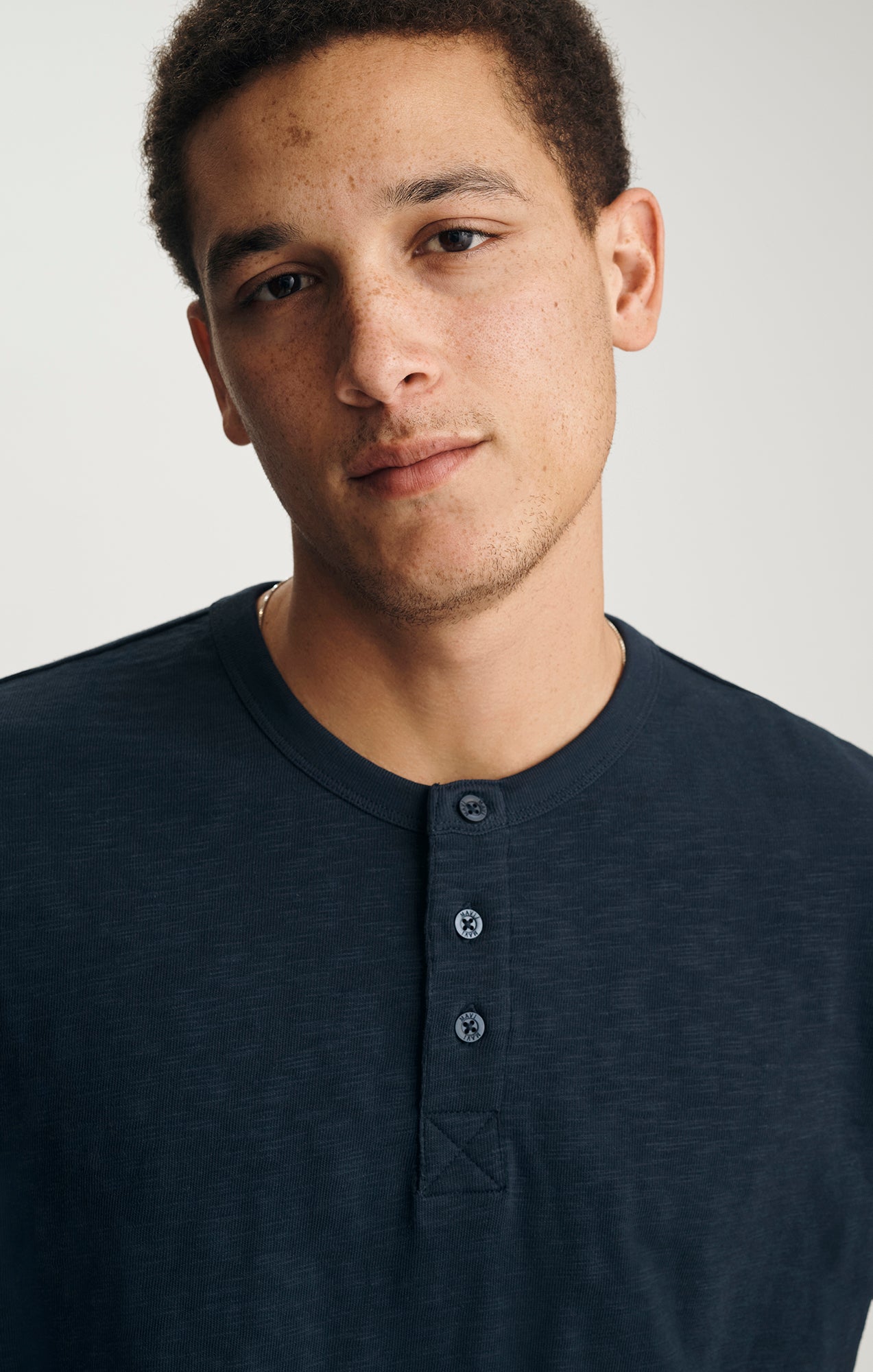 SLUB HENLEY T-SHIRT IN NAVY - Mavi Jeans