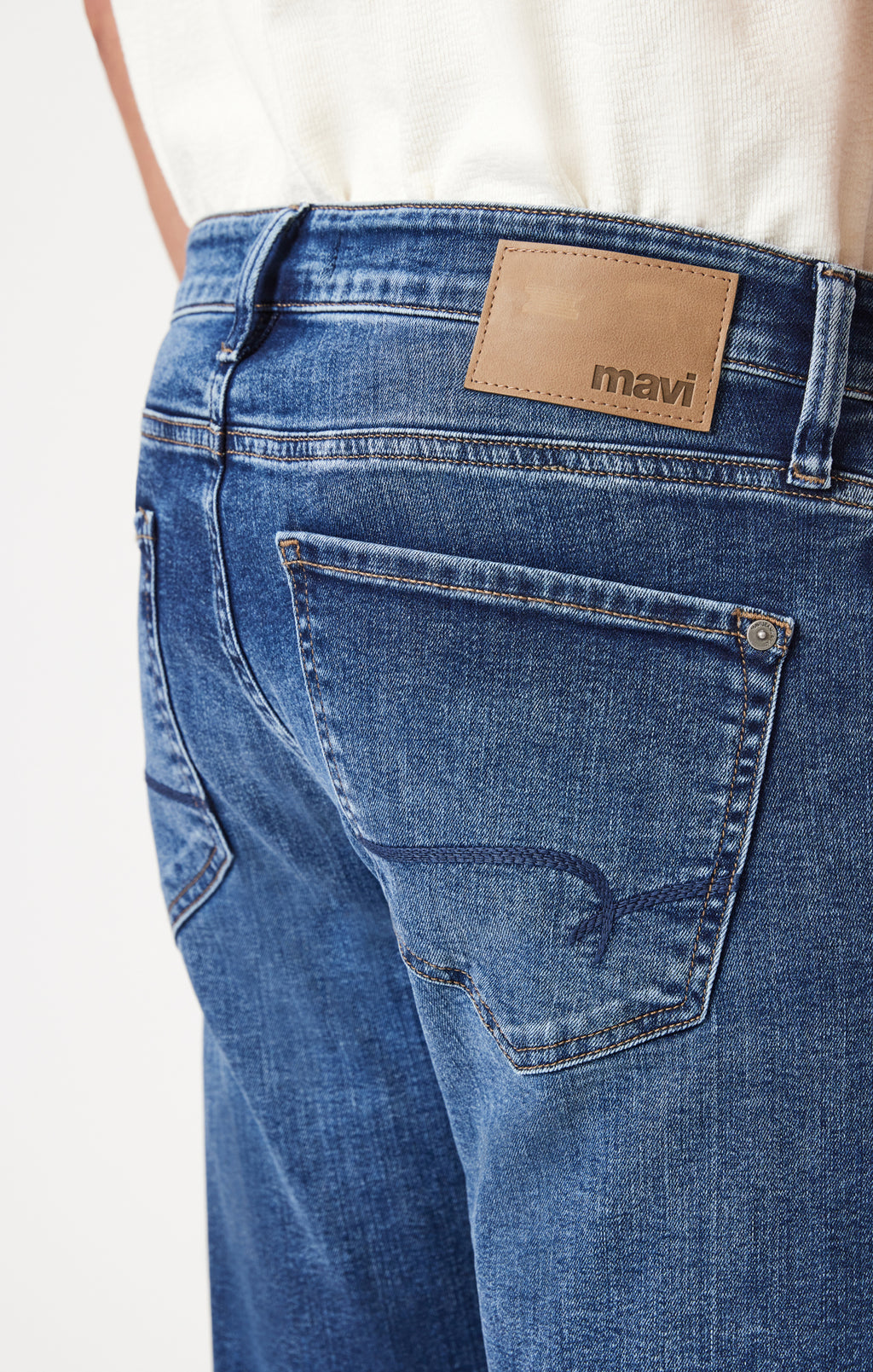 ZACH STRAIGHT LEG IN MID WILLIAMSBURG - Mavi Jeans