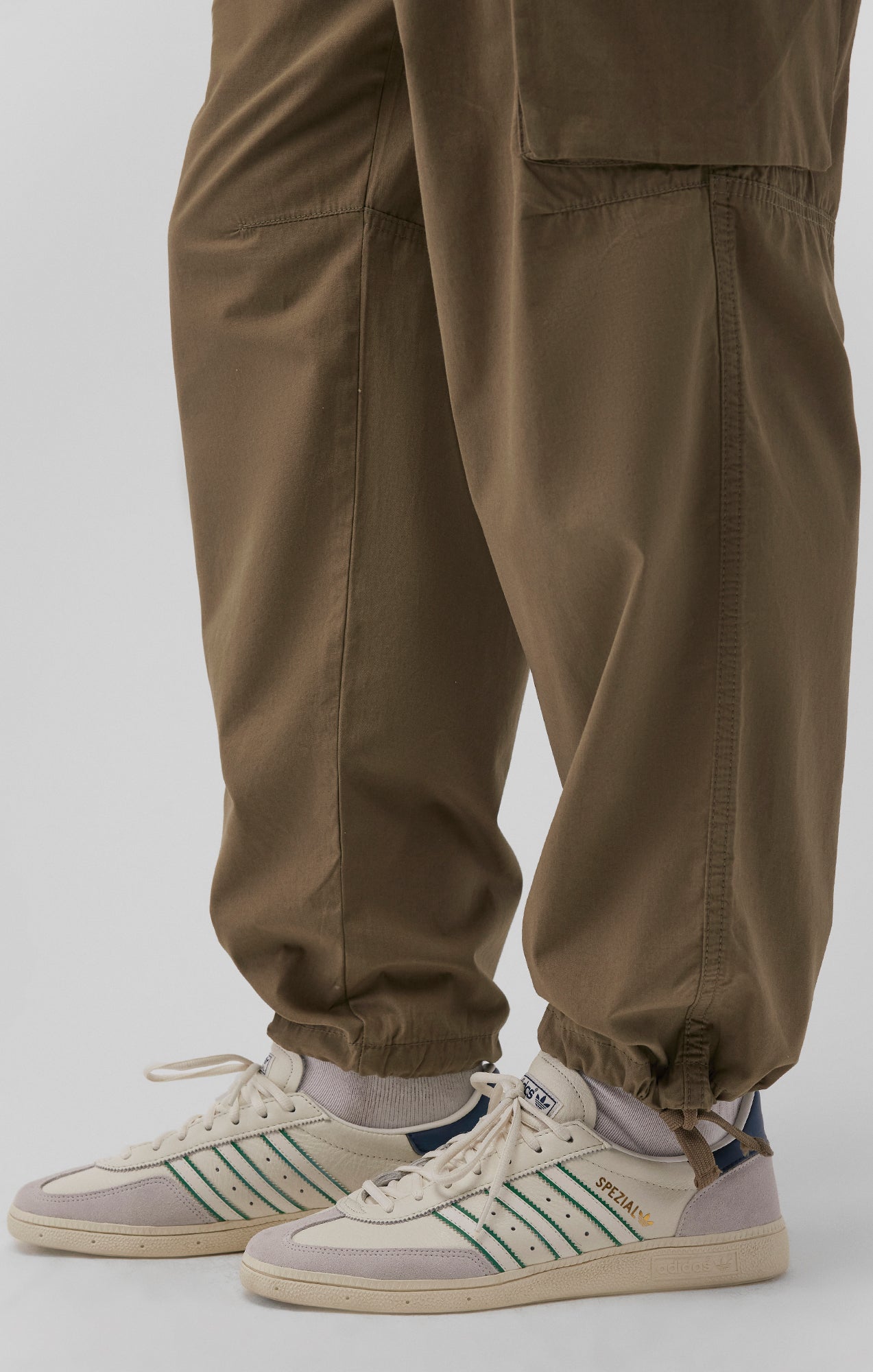 DOUBLE POCKET CARGO PANTS IN COVERT GREEN - Mavi Jeans