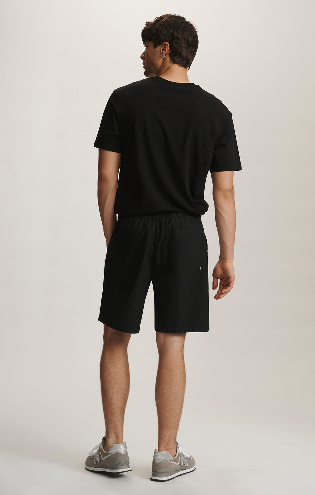 SPORTY DRAWSTRING SHORTS IN BLACK