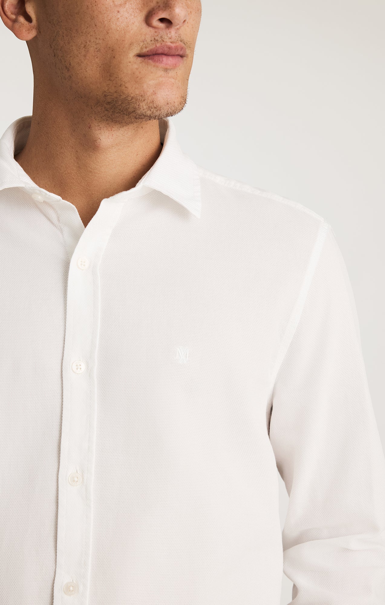 LONG SLEEVE BUTTON-UP SHIRT IN WHITE