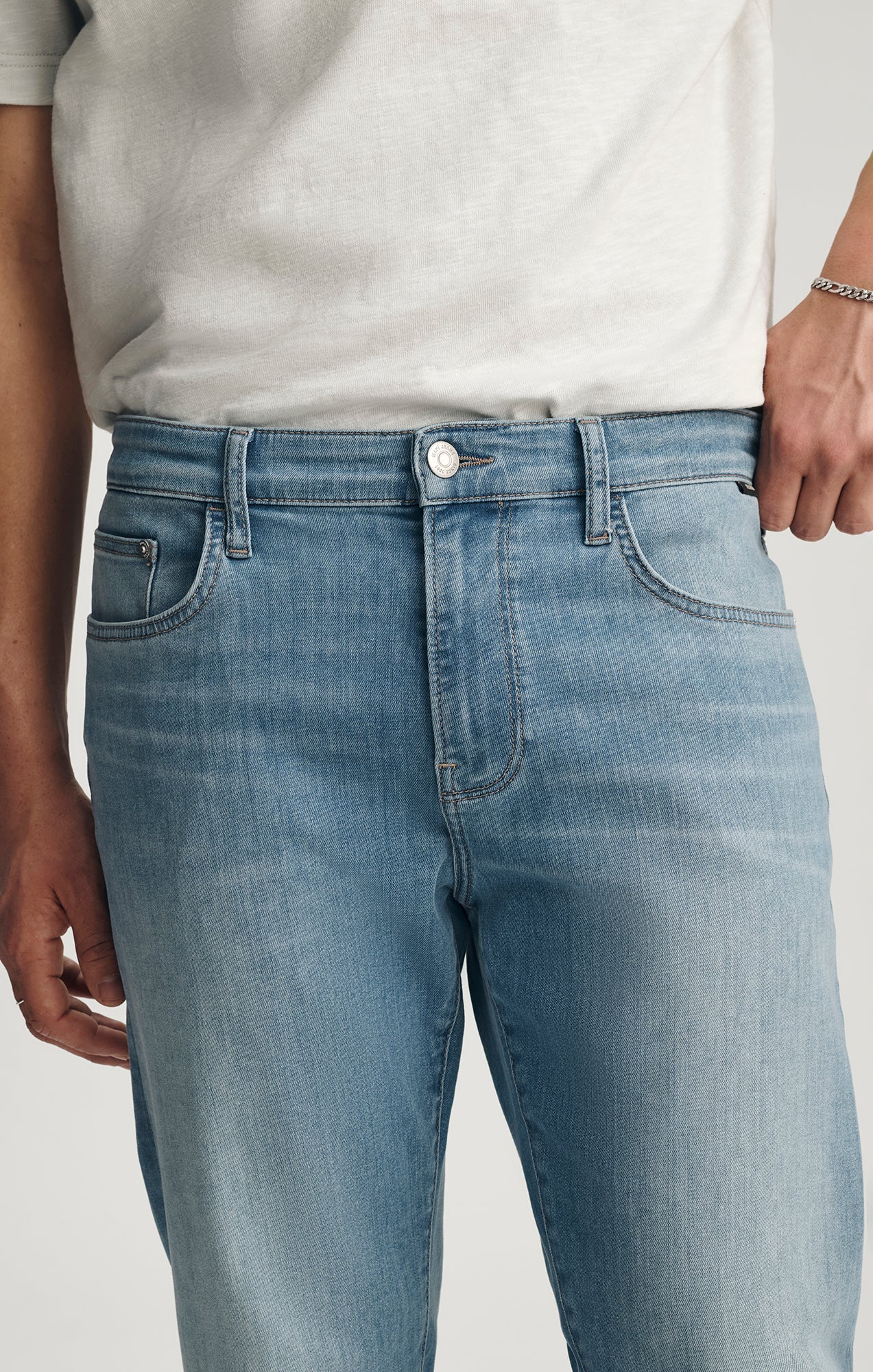 ZACH STRAIGHT LEG IN LIGHT BRUSHED SUPERMOVE - Mavi Jeans