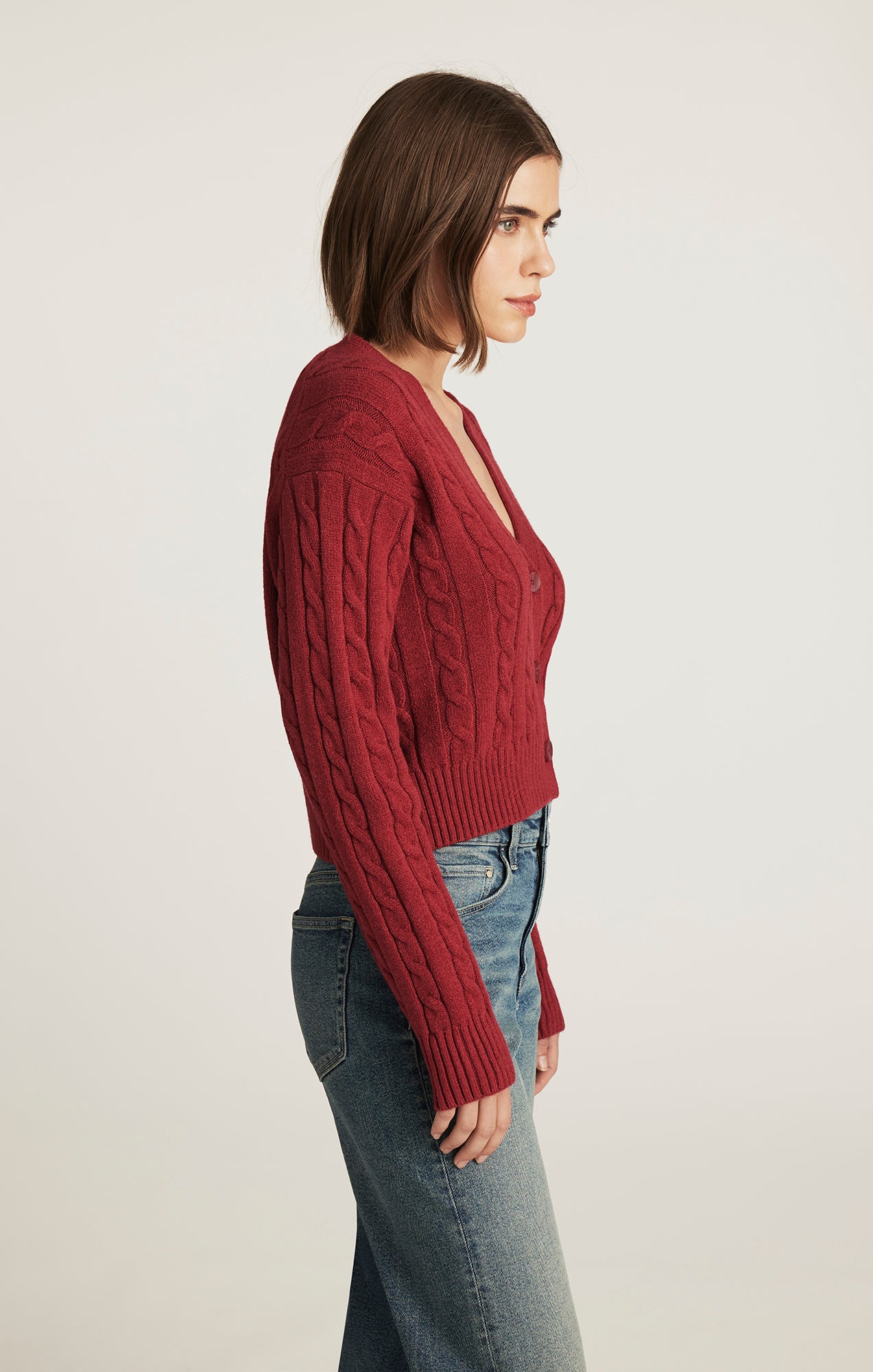 CROPPED CABLE-KNIT CARDIGAN IN RIO RED
