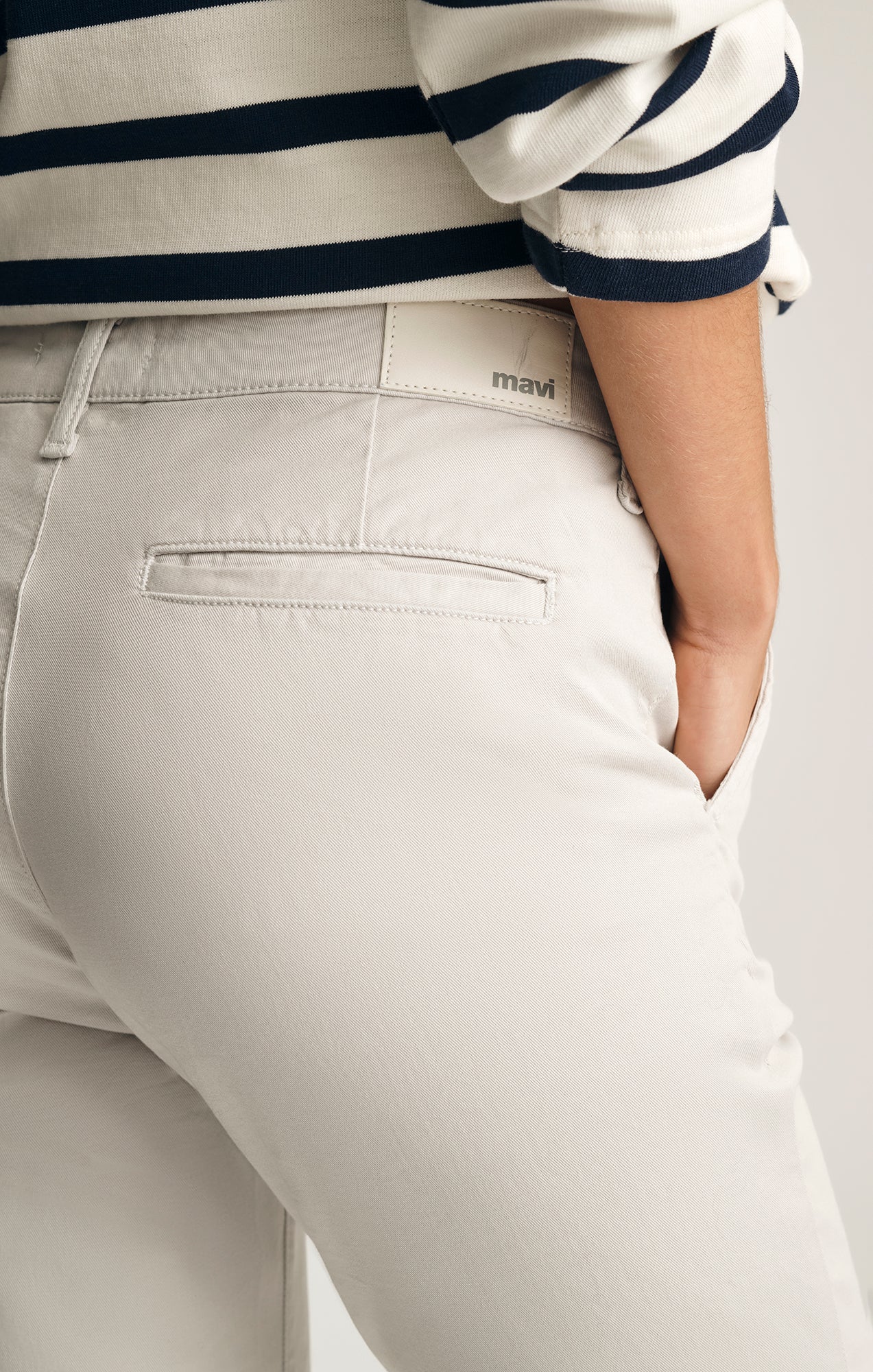 KATHLEEN SLIM CHINO IN PEARLY RIVER TWILL - Mavi Jeans