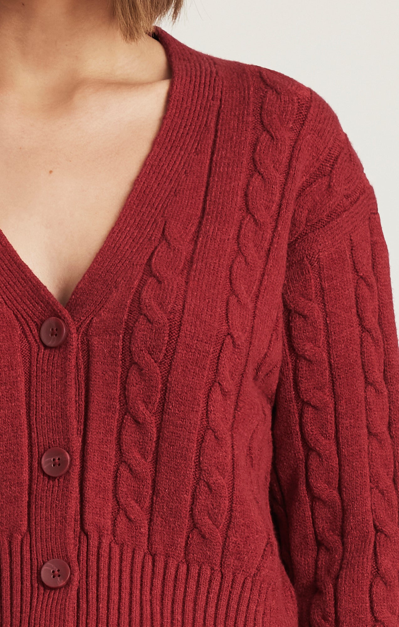 CROPPED CABLE-KNIT CARDIGAN IN RIO RED