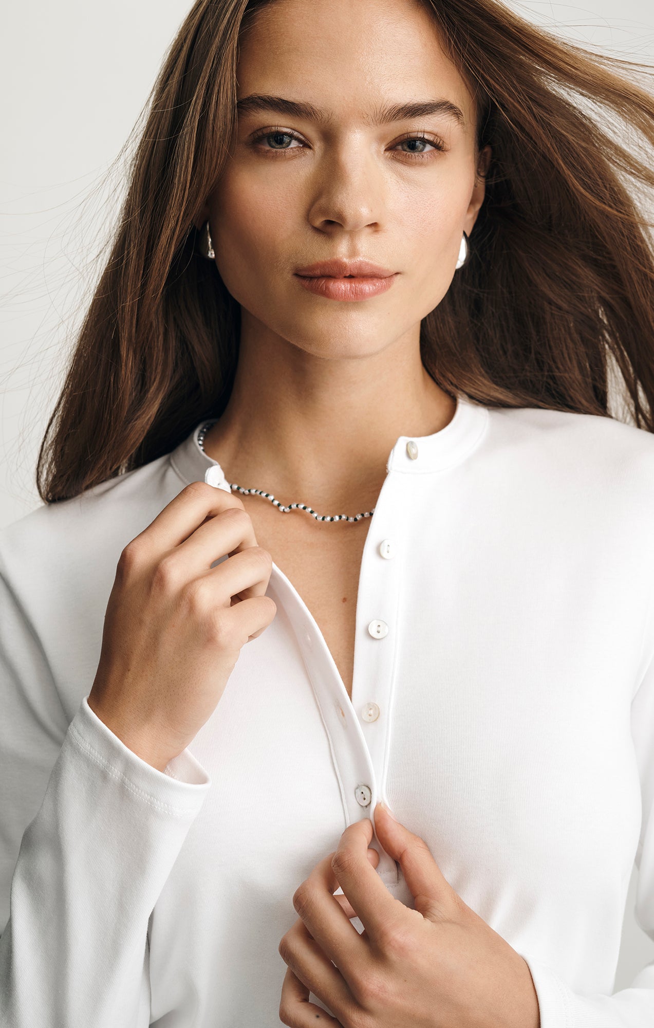 CROPPED HENLEY T-SHIRT IN WHITE