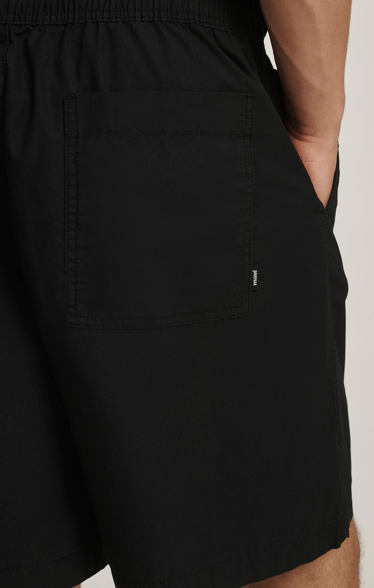 SPORTY DRAWSTRING SHORTS IN BLACK