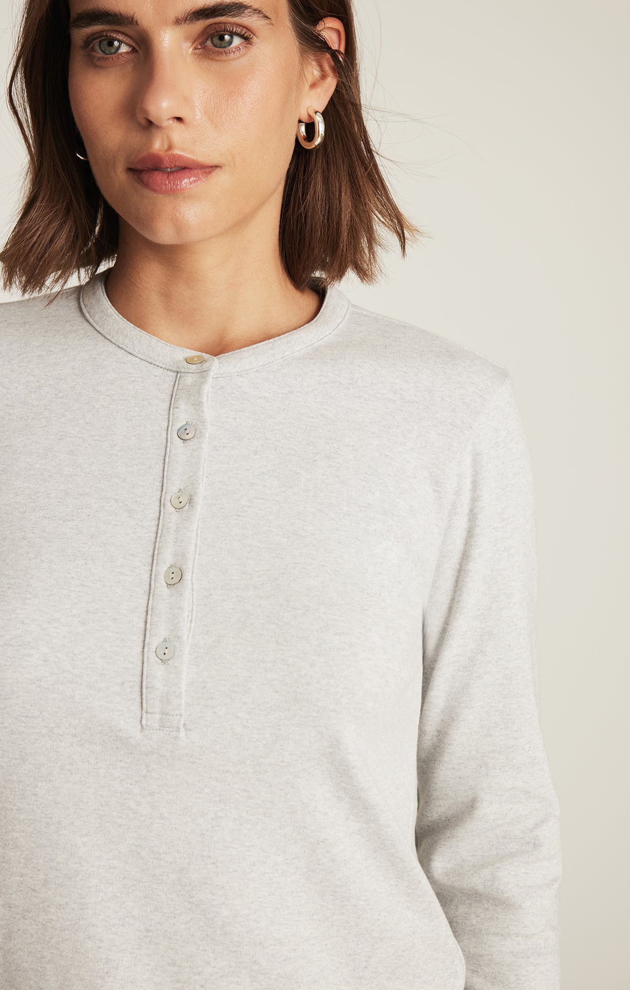CROPPED HENLEY T-SHIRT IN LIGHT GREY MELANGE
