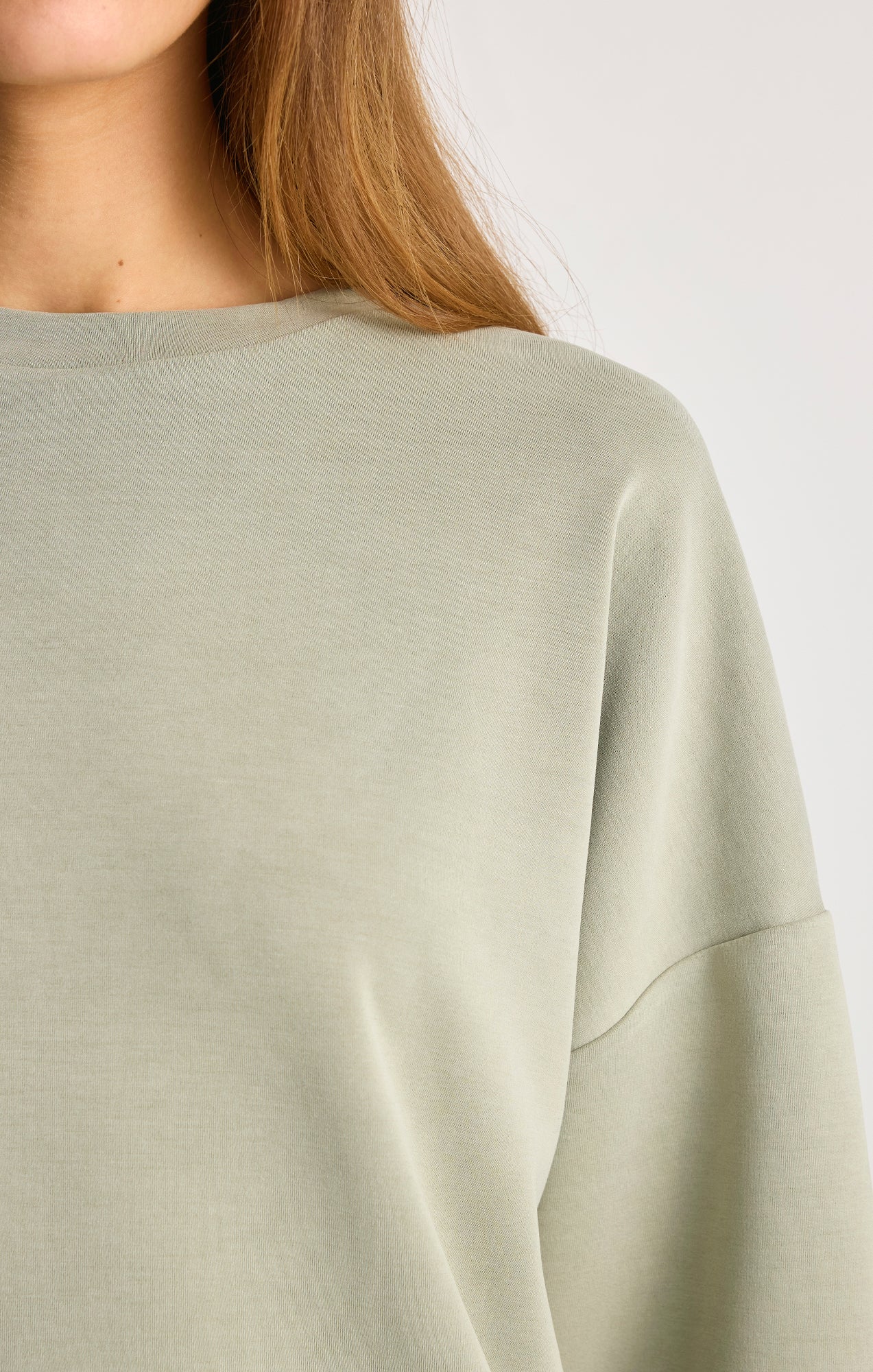 LUXE TOUCH TENCEL™ SWEATSHIRT IN SEAGRASS - Mavi Jeans