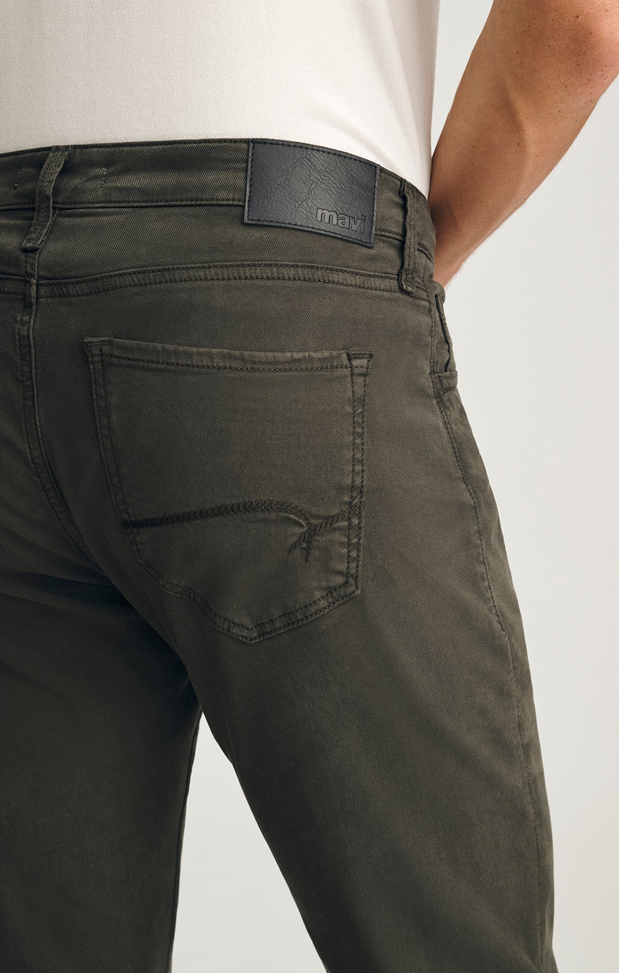 MARCUS SLIM STRAIGHT LEG IN PEAT LUXE TWILL