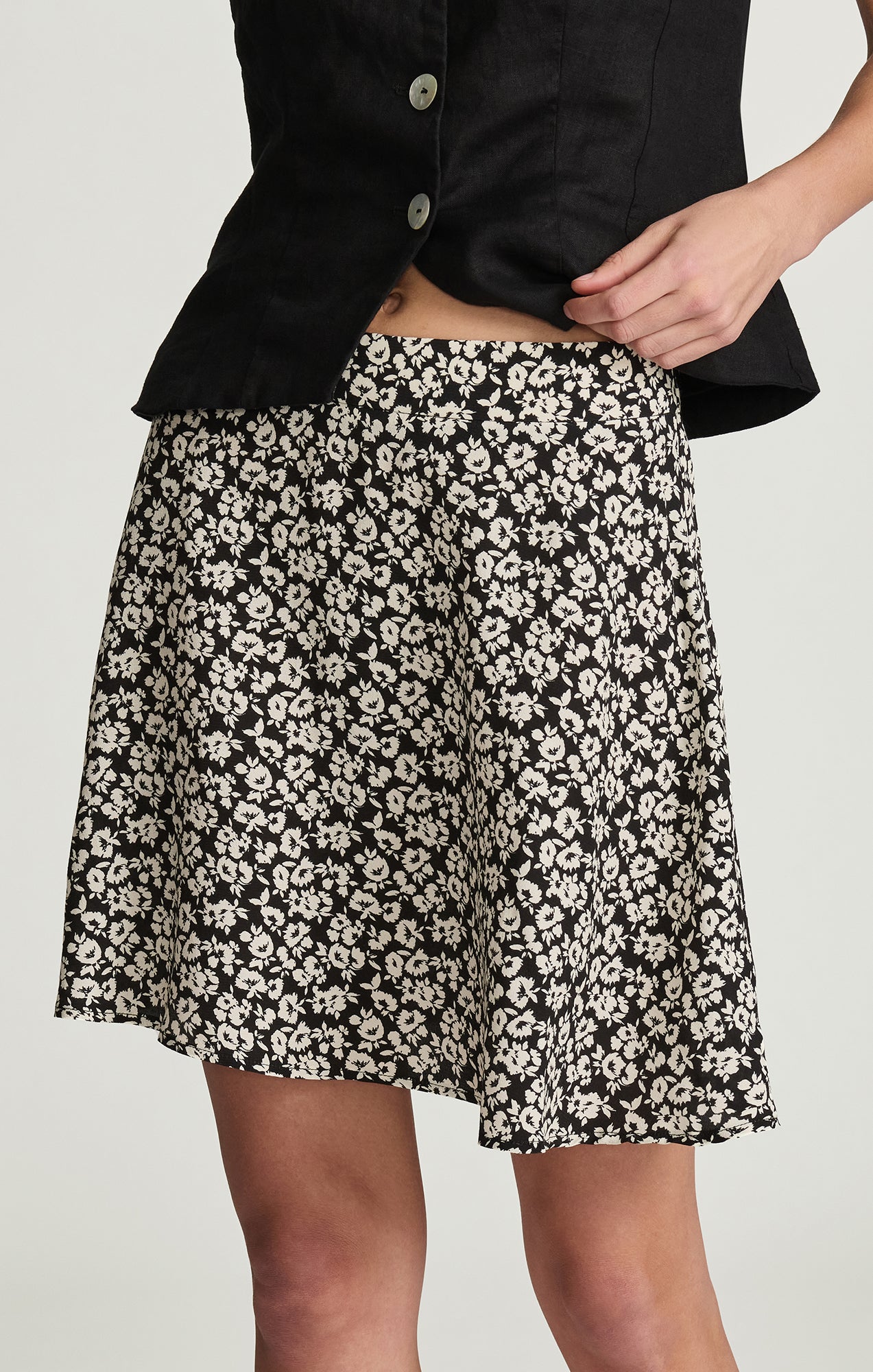 WOVEN MINI SKIRT IN NAVY FLOWER PRINT - Mavi Jeans