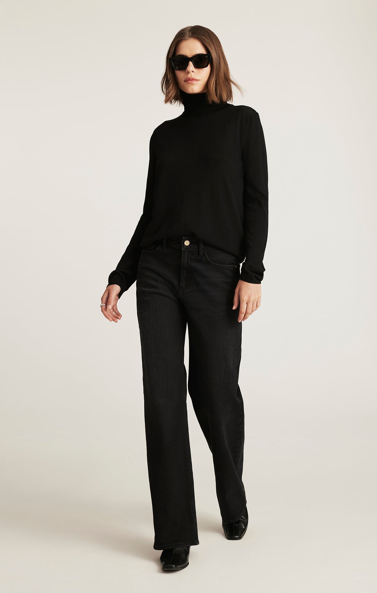 EDITION WOOL TURTLENECK SWEATER IN BLACK