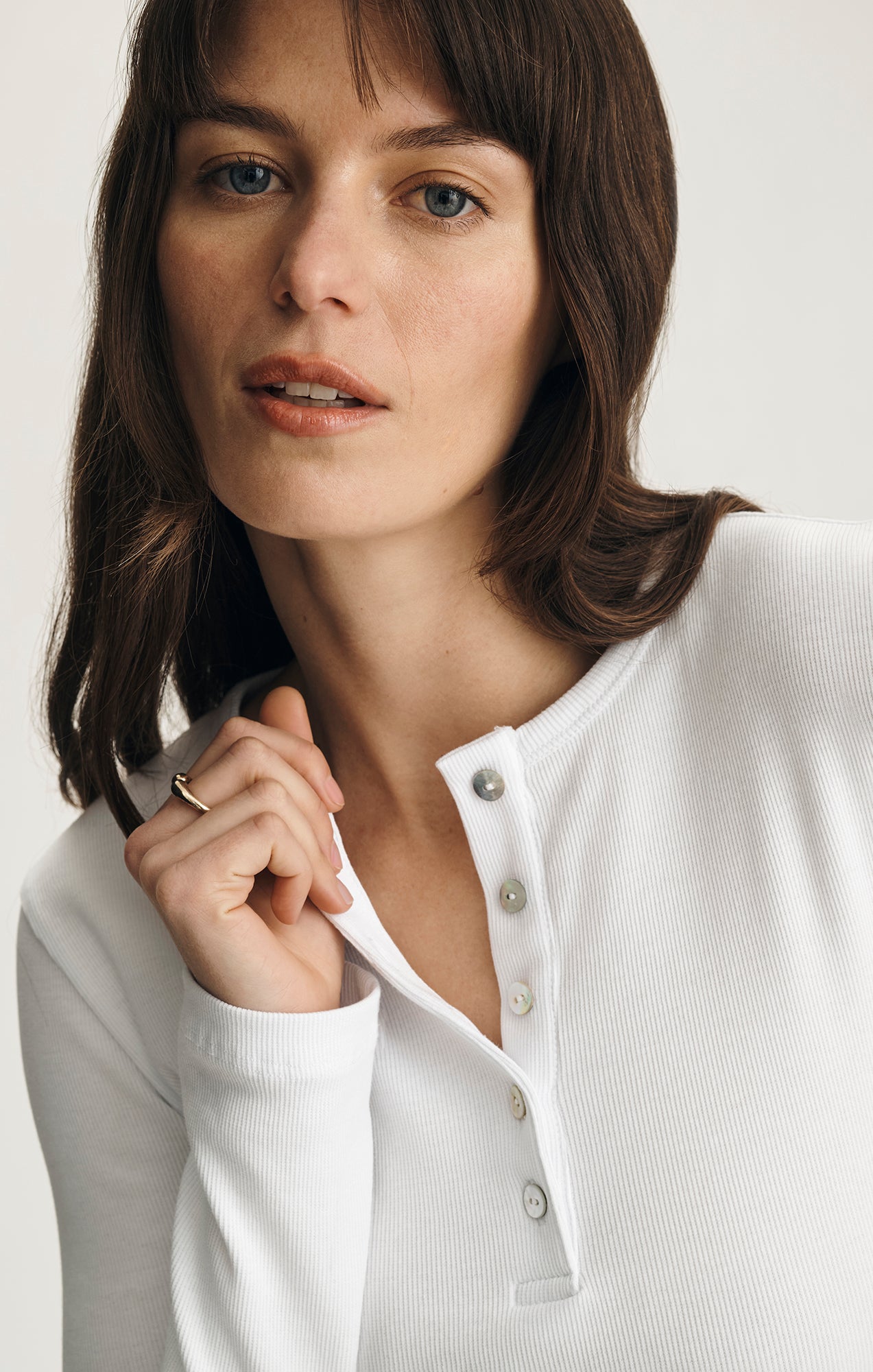 LONG SLEEVE HENLEY T-SHIRT IN WHITE - Mavi Jeans