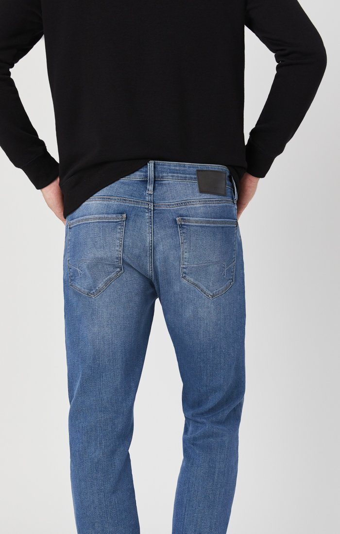 ZACH STRAIGHT LEG JEANS IN LIGHT SUPERMOVE - Mavi Jeans