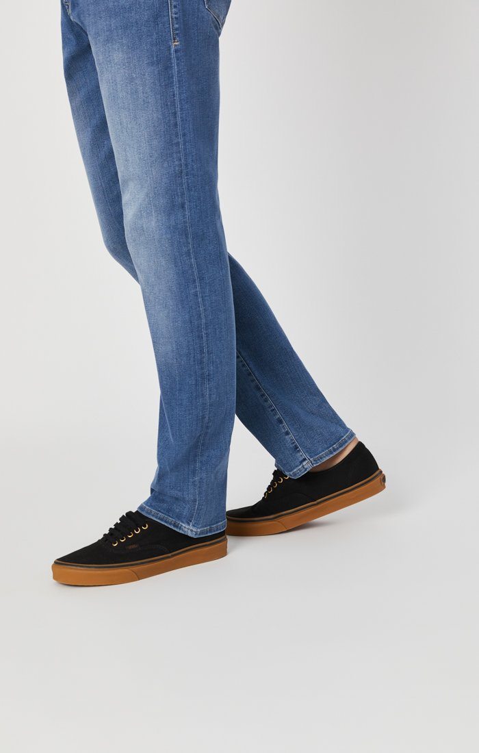 ZACH STRAIGHT LEG JEANS IN LIGHT SUPERMOVE - Mavi Jeans