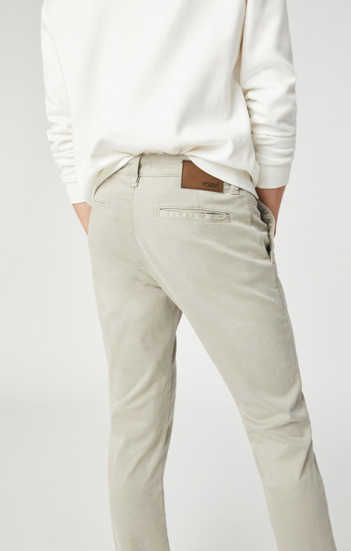 JOHNNY SLIM LEG CHINO IN STONE GREY SATEEN - Mavi Jeans
