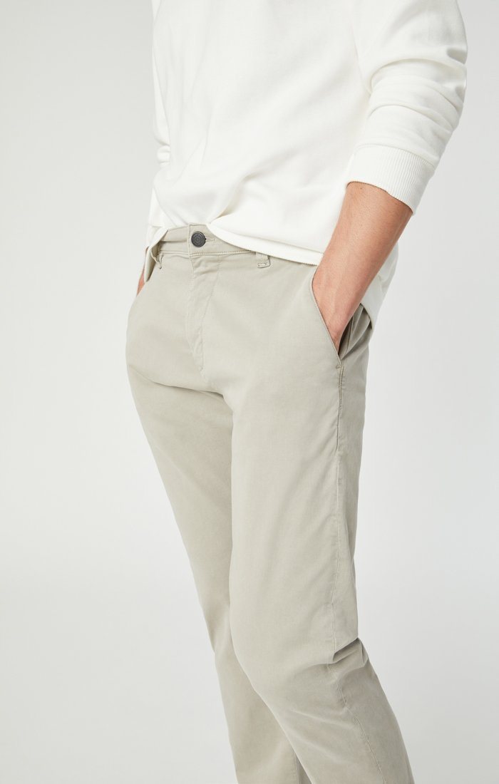 JOHNNY SLIM LEG CHINO IN STONE GREY SATEEN - Mavi Jeans